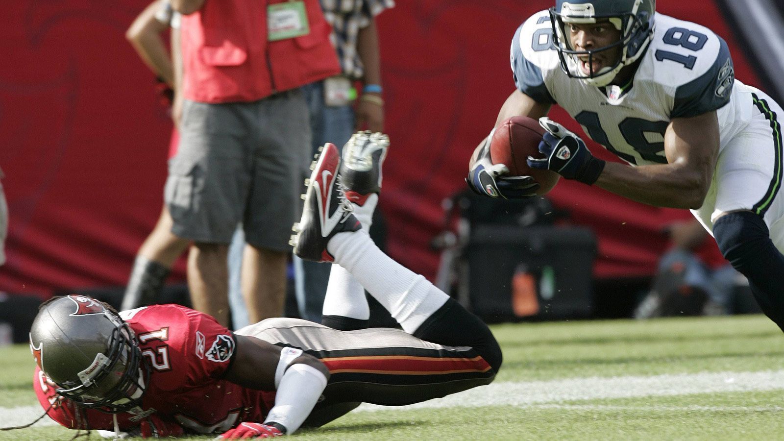 
                <strong>Tampa Bay Buccaneers 2006: Absturz mit 7 Niederlagen mehr</strong><br>
                Auch für die Buccaneers ging es rasant bergab. Nach einer 11-5-Saison und Platz eins in der NFC South verpasste die Franchise 2006 die Playoffs deutlich, nachdem man mit 4-12 auf den letzten Platz abgestürzt war.
              