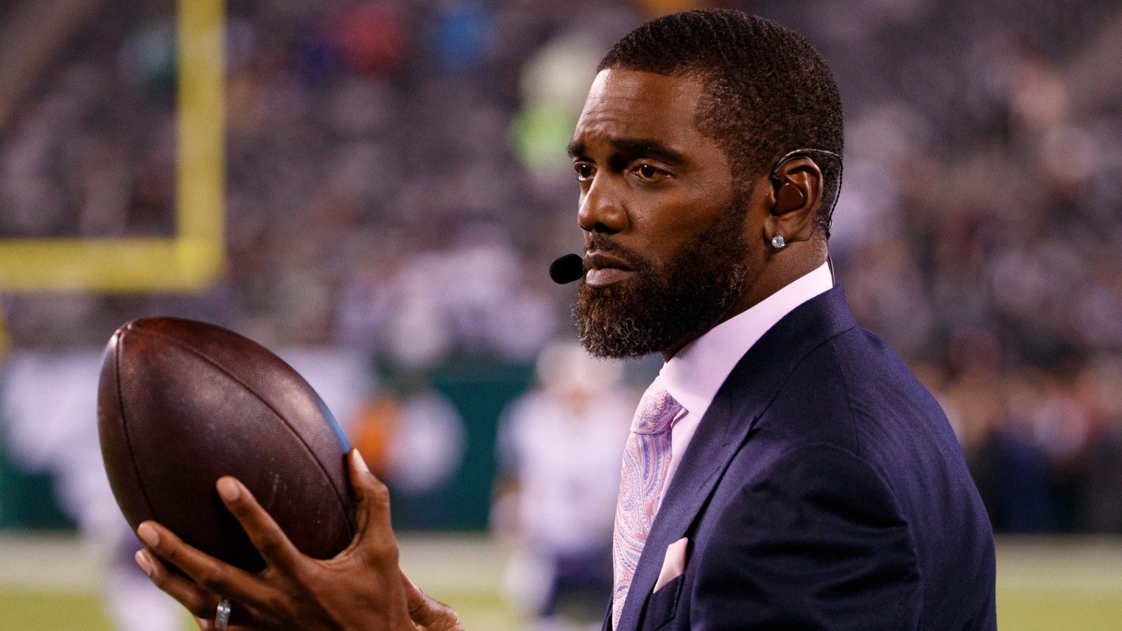 
                <strong>Randy Moss (Patriots-Legende)</strong><br>
                "Sie haben einen Leiter einer Organisation, der eine Gruppe von Männern aus verschiedenen Gesellschaftsschichten und Nationalitäten anführt, und dann gibt es ein Rassismus-Problem? Ich weiß nicht, wie es mit den Raiders weitergeht, aber die Uhr tickt für die National Football League und die Las Vegas Raiders."
              