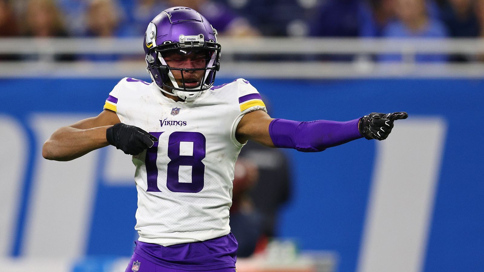 
                <strong>Justin Jefferson (Minnesota Vikings)</strong><br>
                &#x2022; <strong>Position</strong>: Wide Receiver<br>&#x2022; <strong>Durchschnittlicher Top-Verdiener Wide Receiver</strong>: Tyreek Hill (<strong></strong> Millionen Dollar jährlich)<br>&#x2022; <strong>Durchschnittlicher Verdienst Justin Jefferson</strong>: <strong>3,3</strong> Millionen Dollar jährlich<br>&#x2022; <strong>Top-Verdiener Wide Receiver 2022</strong>: Kenny Golladay (<strong>21,2</strong> Millionen Dollar)<br>&#x2022; <strong>Verdienst 2022 </strong><strong>Justin Jefferson</strong>: <strong>4,2</strong> Millionen Dollar<br>
              