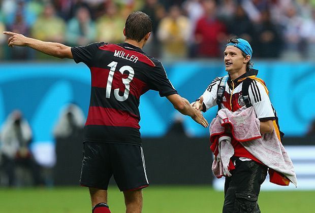 
                <strong>USA vs. Deutschland (0:1) - Müller und der Flitzer - Part I</strong><br>
                Gestatten, Deutschland-Flitzer. Thomas Müller reagiert auf die plötzliche Bekanntschaft ganz cool, gibt dem flinken Fan die Hand und zeigt an: da gehts Richtung Tunnel. 
              