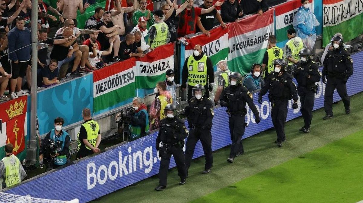 Polizeikräfte vor dem Block der ungarischen Fans