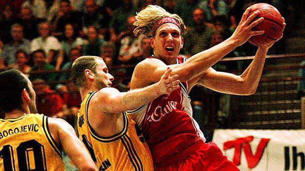 
                <strong>Dirk Nowitzkis Karriere: Basketball in den Genen</strong><br>
                Das Talent für seinen Sport wurde dem heute 33-Jährigen in die Wiege gelegt. Sowohl seine Mutter Helga als auch seine Schwester Silke waren Basketballnationalspielerinnen. Er selbst probierte sich erst im Tennis und Handball, ehe er seine Paradedisziplin für sich entdeckte.
              