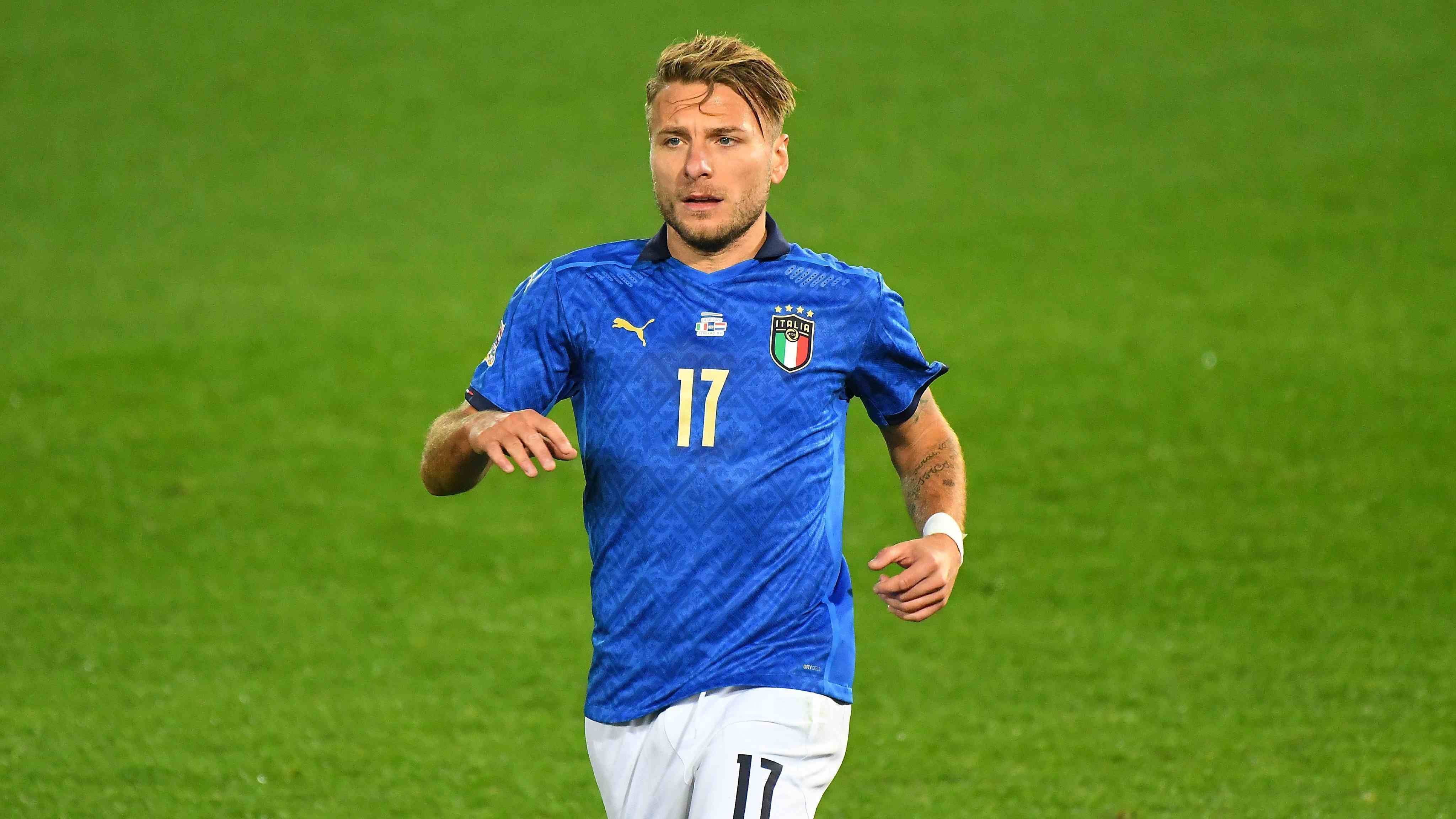 
                <strong>Nationalmannschaft: Ciro Immobile</strong><br>
                Auch in der Nationalmannschaft konnte Immobile schon seinen Wert für die Mannschaft unter Beweis stellen. Seit 2014 gehört er regelmäßig dem Aufgebot der Squadra Azzurra an und kommt insgesamt auf 42 Einsätze. Dabei gelangen ihm zehn Tore sowie fünf Vorlagen. Bei der Weltmeisterschaft 2014 sowie bei der Europameisterschaft 2016 kommt er ebenfalls auf jeweils zwei Einsätze. 
              