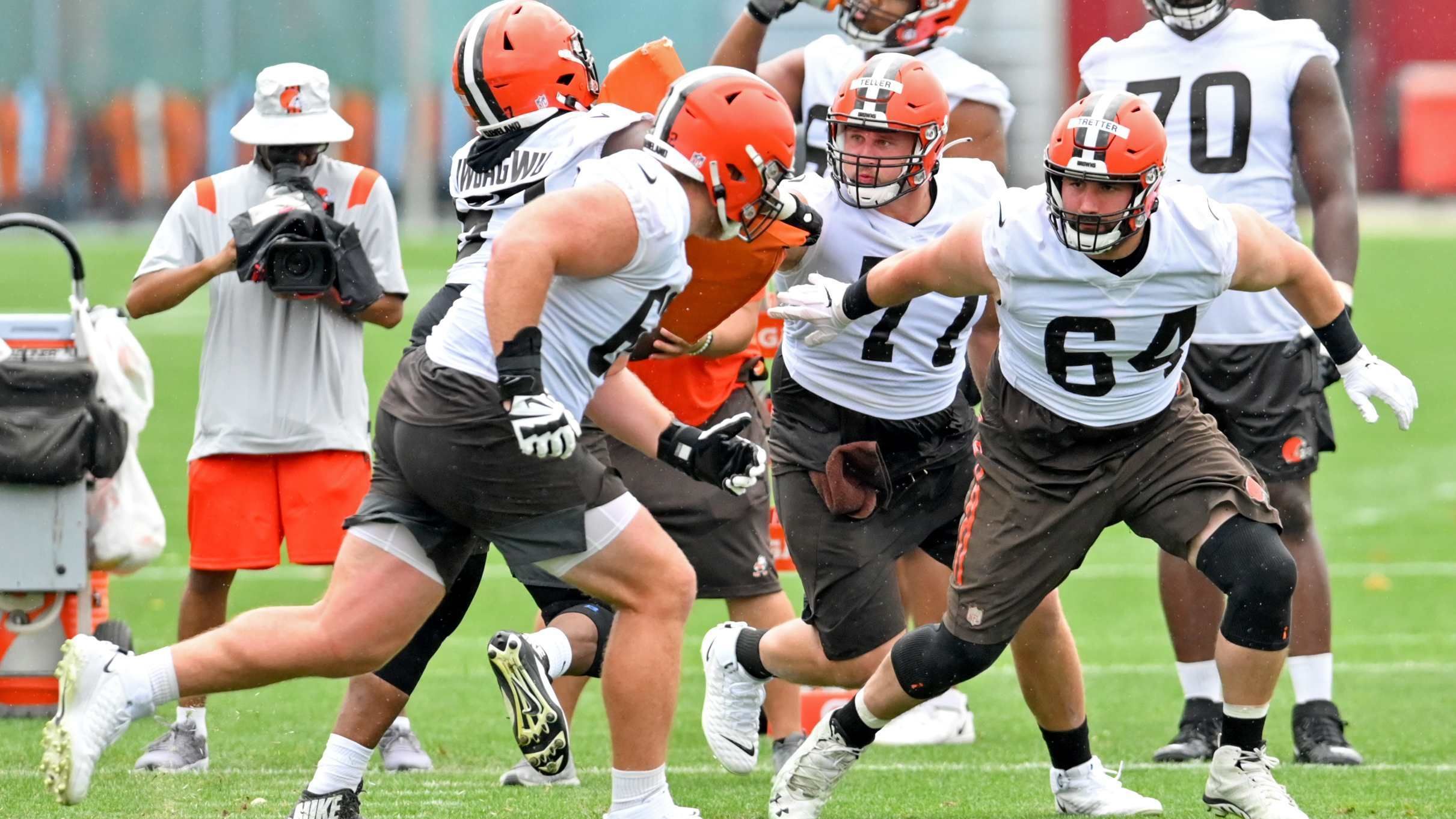 
                <strong>Platz 1: Cleveland Browns</strong><br>
                Da die beste Offensive Line der vergangenen Saison vollständig zurückkehrt, müssen sich die Verantwortlichen der Cleveland Browns hier nur wenig Sorgen machen. Besonders zahlte sich die Verpflichtung von Right Tackle Jack Conklin aus, der auf dieser Position zu einem der besten Spieler reifte. Sein ähnlich starkes Pendant auf der linken Seite, Jedrick Wills Jr., wählten die Browns im vergangenen Draft aus. Mit den beiden Guards Joel Bonito und Wyatt Teller haben die Browns wohl das beste Run-Blocking-Duo der NFL, was die offensive Strategie des Teams widerspiegelt. Auch J. C. Tretter geht als einer der besten Center in die neue Saison und dürfte seinen Anspruch einmal mehr unterstreichen wollen. Nach dem erfolgreichen Rebuild der Line in der vergangenen Offseason sollte sie in dieser Saison noch besser eingespielt sein. 
              