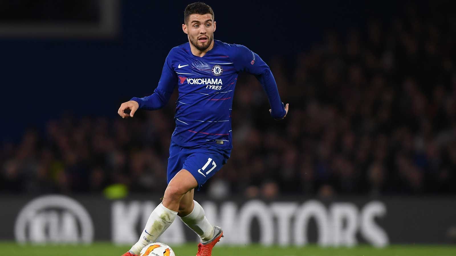 
                <strong>Mittelfeld - Mateo Kovacic (FC Chelsea)</strong><br>
                Der Kroate Mateo Kovacic wurde zuletzt drei Mal in Folge Champions-League-Sieger mit Real Madrid und im Sommer auch noch Vize-Weltmeister mit der Nationalmannschaft. Die Erfolge mit seinen Teams können sich also durchaus sehen lassen, dennoch war der gebürtige Linzer vor allem bei den Königsklassen-Siegen der Madrilenen eher gutbezahlter Zuschauer. Kein Wunder also, dass Kovacic dem Reservisten-Dasein nach der WM entfloh und nun für Chelsea aufläuft. Beim aktuellen Tabellenzweiten der Premier League darf der 24-Jährige stets ran - zumeist von Beginn an. Wie es nach der Saison weiter geht, ist offen. Eine vertraglich festgelegte Kaufoption gibt es dem Vernehmen nach nicht.
              