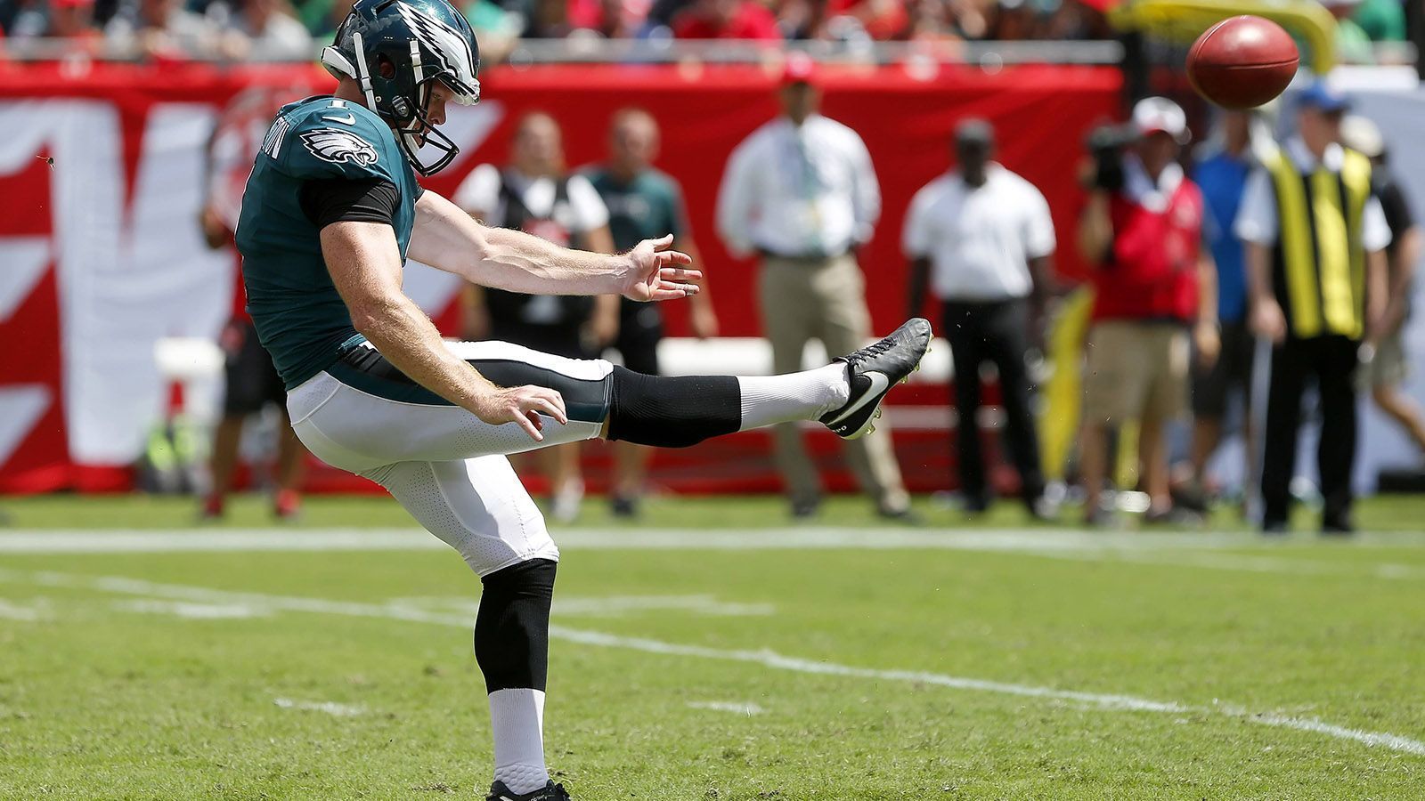 
                <strong>Cameron Johnston (Punter, Philadelphia Eagles)</strong><br>
                Den Saints steht in der Divisional Round allerdings ein weiteres Team mit starken Special Teams gegenüber. Gegen die Highscoring-Offense der Saints wird es für die Eagles noch wichtiger sein, sich gute Feldpositionen zu erarbeiten. Mit Rookie Cameron Johnston haben sie einen der besten Punter in ihrer Mannschaft. Seine 48,1 Yards pro Punt übertreffen nur zwei weitere Punter. Knapp 40 Prozent seiner Punts landen innerhalb der gegnerischen 20-Yard-Linie, 11,5 Prozent in der Endzone - absolute Topwerte. Auf seine Nervenstärke und sein Gefühl im Fuß wird es auf dem Weg zur Titelverteidigung ankommen.
              