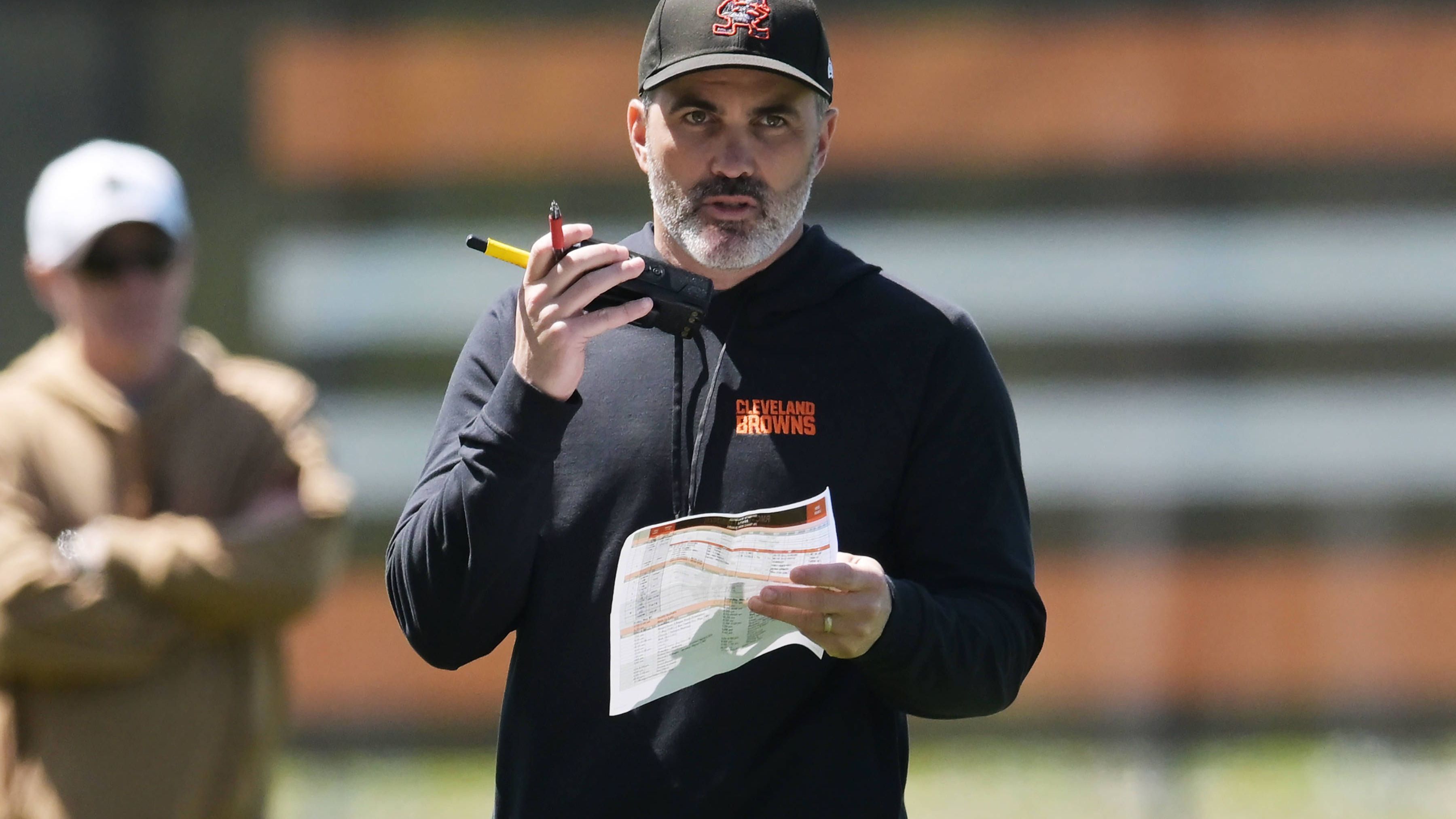 <strong>Kevin Stefanski (Cleveland Browns)</strong> <br>Kevin Stefanski galt als eines der größten Trainer-Talente der NFL, 2020 und 2023 wurde er als "Coach of the Year" ausgezeichnet. Doch der Aufschwung der Browns scheint vorbei, seit 2020 wurde kein Playoff-Spiel mehr gewonnen. Die letzte Saison war mit einer Bilanz von 3-14 unterirdisch. Jetzt muss Stefanski zurück in die Erfolgsspur – oder womöglich seine Koffer packen.