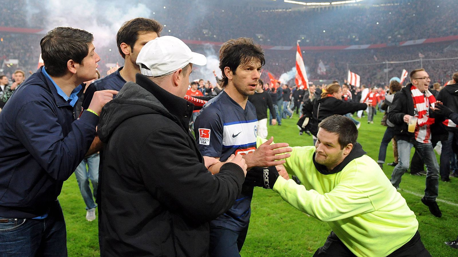 
                <strong>Fortuna Düsseldorf - Hertha BSC</strong><br>
                Schiedsrichter Wolfgang Stark gab später bei Verhandlungen an, nach dem Spiel von Berliner Spielern beleidigt und tätlich angegriffen worden zu sein. Er stellte Strafanzeige gegen Lewan Kobiaschwili, dieser habe ihn mit der Faust in den Nacken geschlagen. Gegen den Hertha-Spieler wurde rückwirkend eine Sperre vom 16. Mai bis zum 31. Dezember 2012 verhängt, was die bislang längste wegen einer Tätlichkeit verhängte Sperre der Bundesliga-Geschichte ist. Kobiaschwili bestritt, Stark tätlich angegriffen zu haben. Im Dezember 2012 wurde ein Strafbefehl gegen Kobiaschwili in Höhe von 60.000 Euro verhängt, den er akzeptierte, sodass es zu keiner öffentlichen Gerichtsverhandlung kam.
              