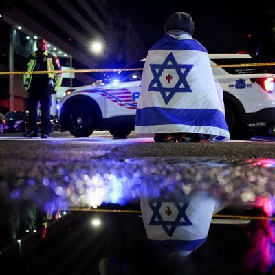 In Washington sind zwei israelische Botschaftsmitarbeiter von einem offenbar pro-palästinensischen Täter erschossen worden.
