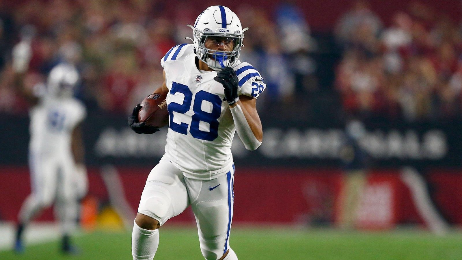 
                <strong>Indianapolis Colts: Jonathan Taylor</strong><br>
                &#x2022; Rushing Yards: 1.811<br>&#x2022; Saison: 2021<br>In der Saison 2021 stellte Taylor nicht nur den Franchise-Rekord für die Colts auf, er führte die NFL auch in Rushing Yards und Rushing Touchdowns an.
              