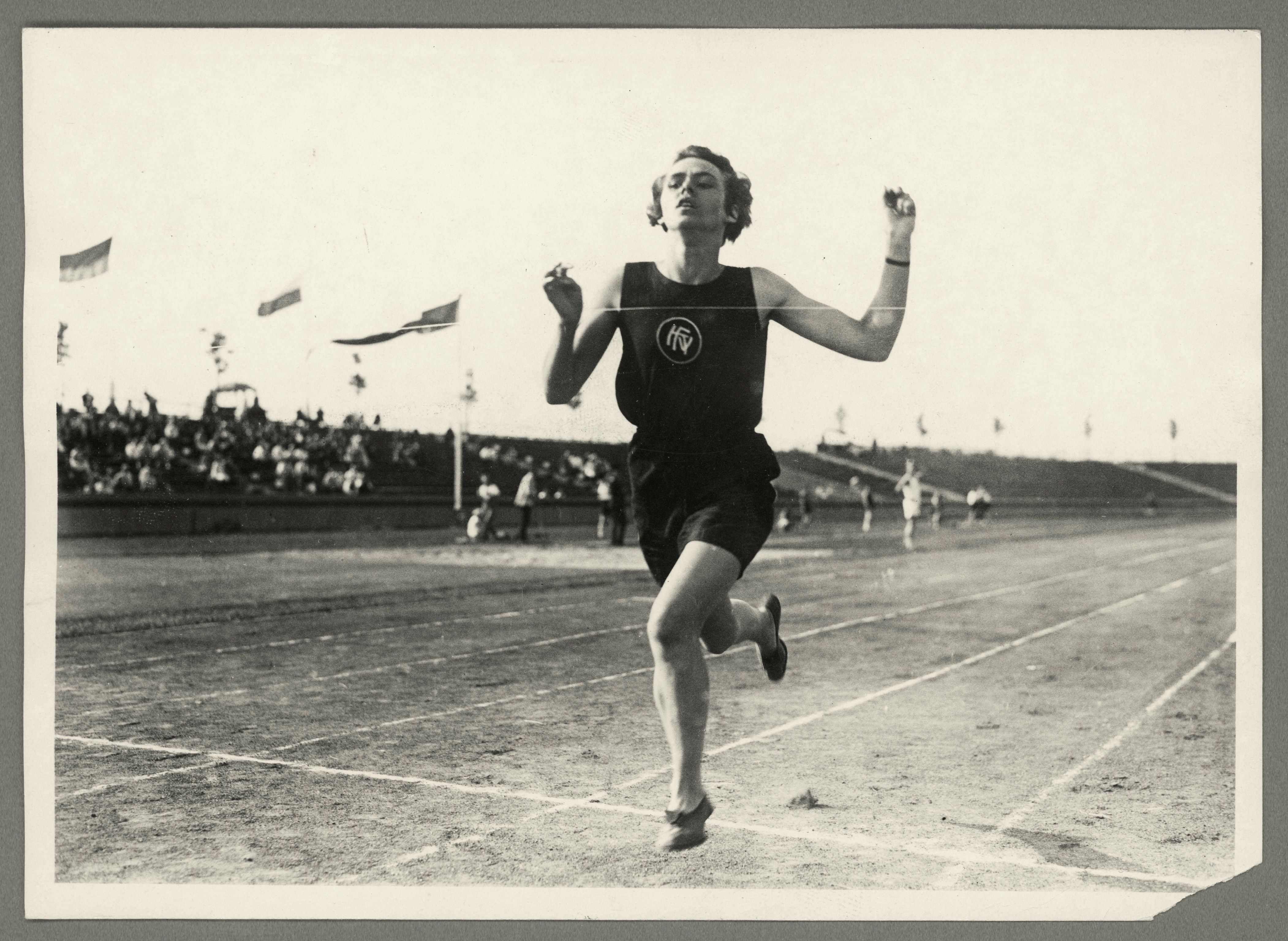 Bei den Olympischen Spielen 1928 in Amsterdam stellt die deutsche Leichtathletin Lina Radke mit 02:18 Minuten einen neuen Weltrekord im 800-Meter-Lauf der Frauen auf. Sie trägt Dassler-Schuhe - ein Geschenk des jüngeren Bruders Adolf.