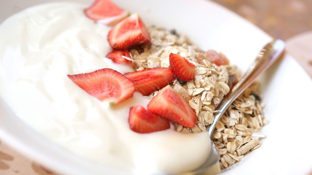 Unschlagbar lecker, gesund und schnell gemacht: Erdbeeren mit Joghurt. 