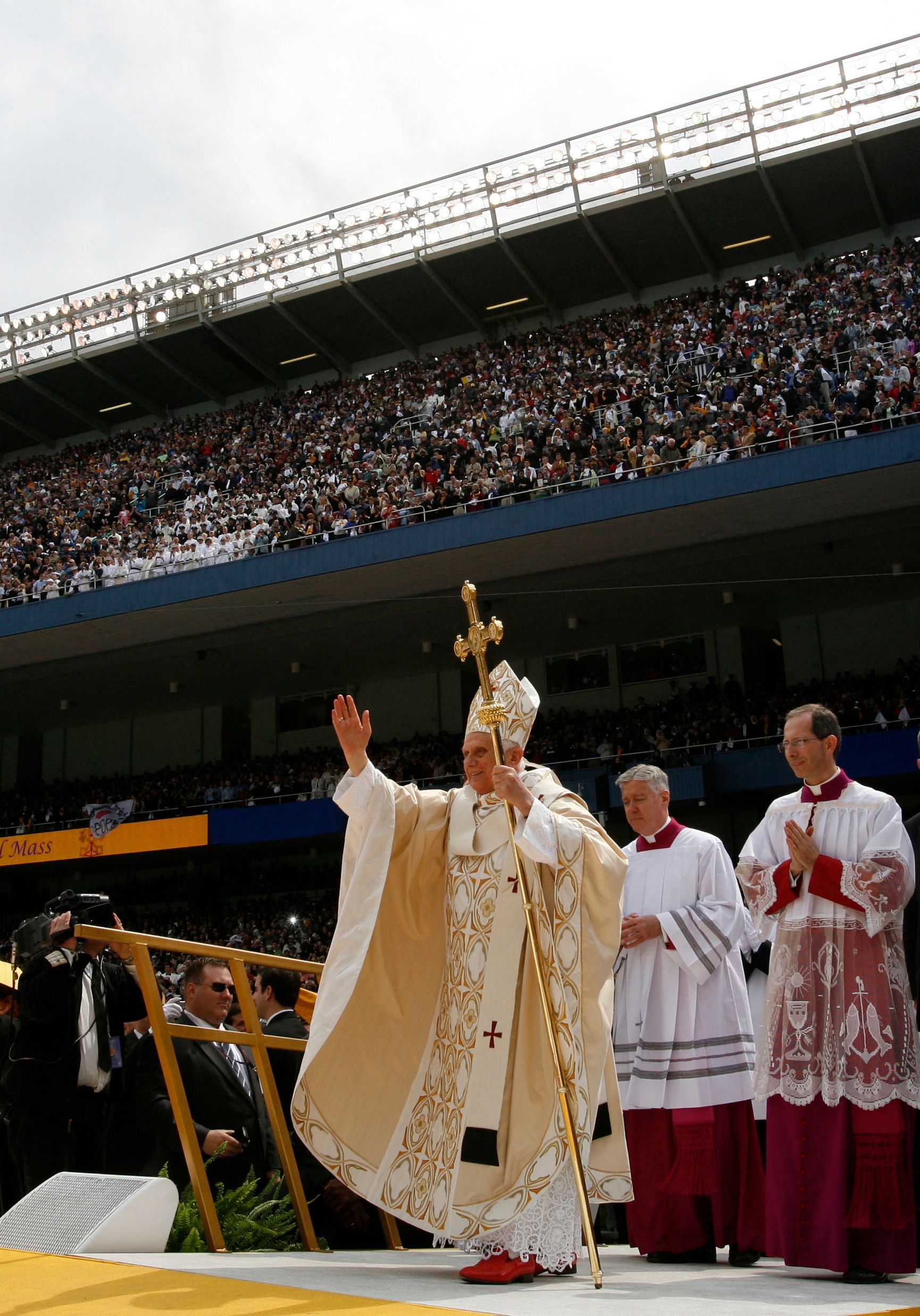 Um im Yankee Stadium in New York eine Messe zu feiern betritt Benedikt XVI. die Bühne.