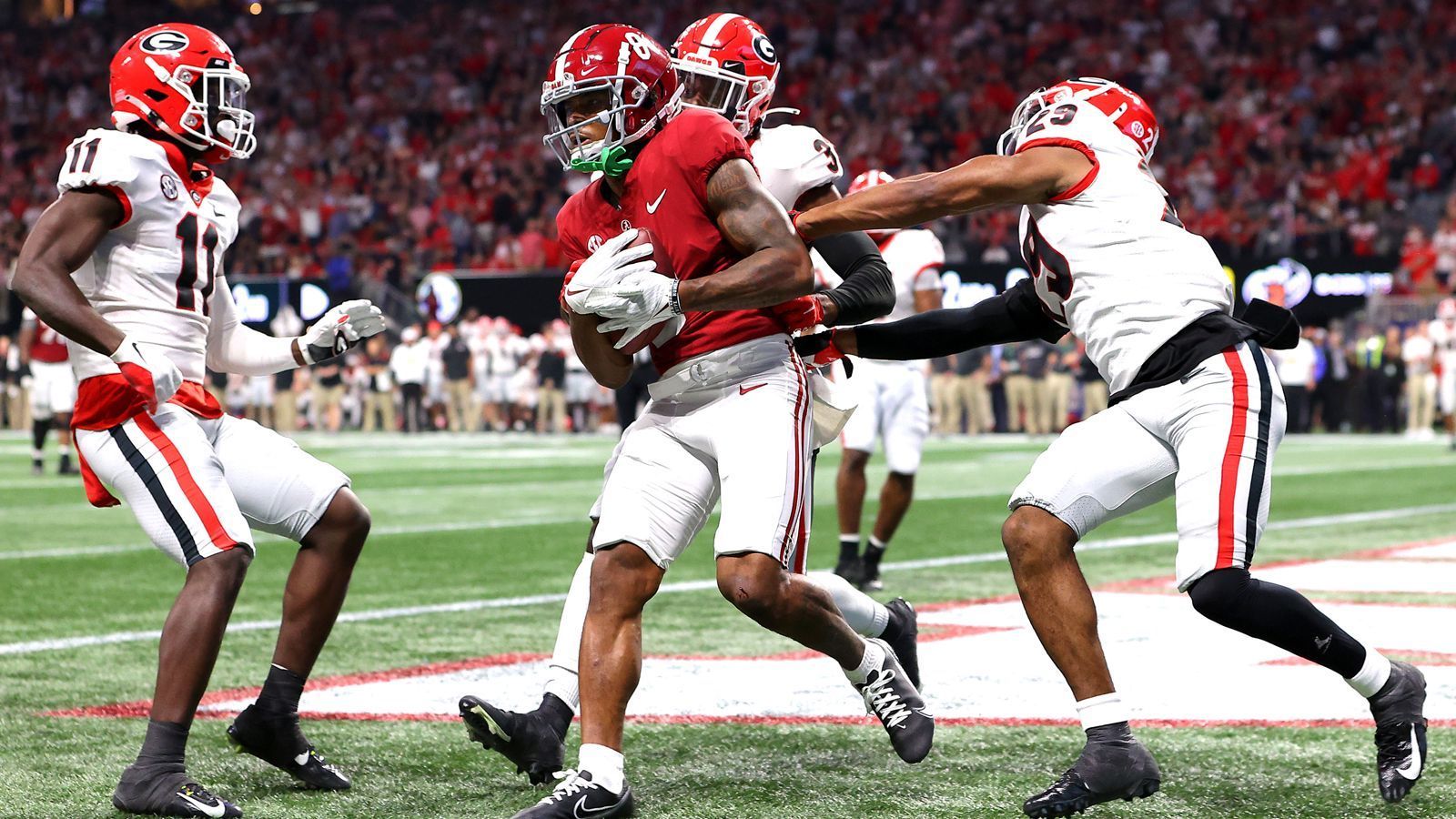 
                <strong>Alabama vs. Georgia - das Head-to-Head zum College-Finale</strong><br>
                Die College-Football-Saison steht vor dem finalen Showdown. In der Nacht von Montag auf Dienstag (ab 1:55 Uhr live auf ProSieben MAXX und ran.de) kämpfen die Alabama Crimson Tide und die Georgia Bulldogs um die College-Krone. Das Spiel der beiden SEC-Rivalen verspricht Hochspannung, ran macht vor dem Duell den Head-to-Head-Vergleich.
              