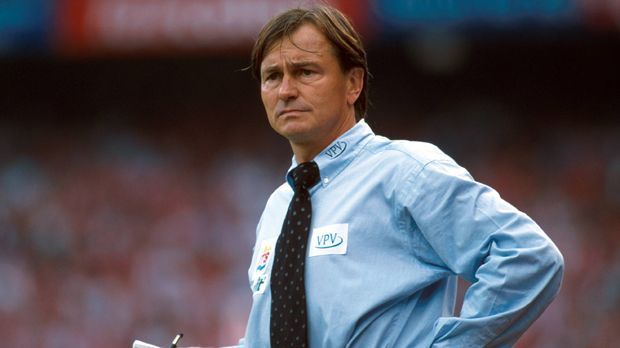 
                <strong>Ewald Lienen und das Hemd</strong><br>
                2000 führt Ewald Lienen den 1. FC Köln zurück in die erste Liga und vertraut dabei auf die Magie seines blauen Hemdes. Stets mit Krawatte und ohne Jacke, egal bei welcher Jahreszeit, präsentiert sich der Kult-Trainer an der Seitenlinie. "Natürlich ist da auch Aberglaube im Spiel. Ich stehe im Hemd seit Saisonbeginn am Spielfeldrand. Und da wir immer erfolgreich sind, halte ich an dieser Marotte fest".
              