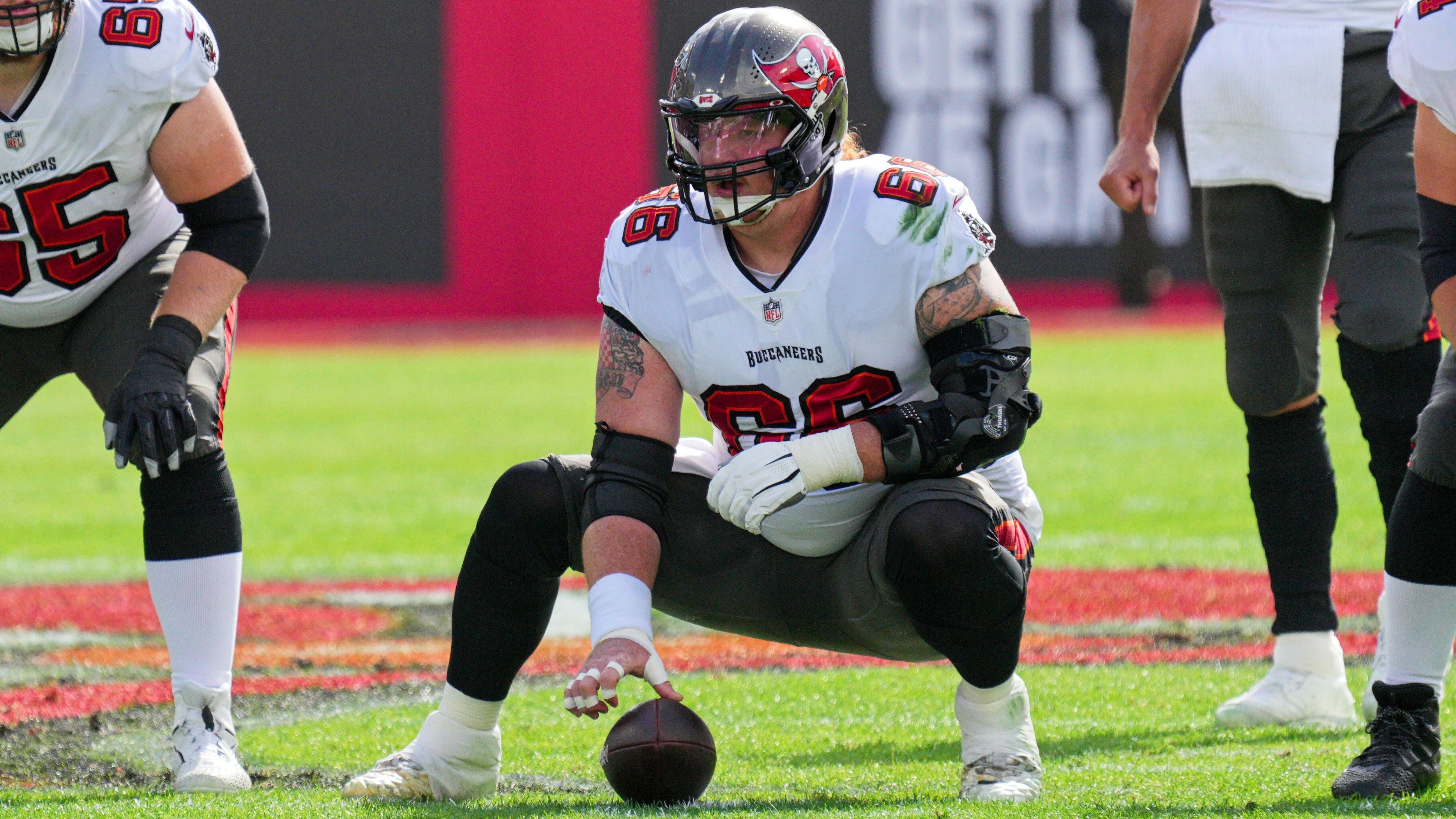 
                <strong>Offensiv-Stars gefragt</strong><br>
                Center Ryan Jensen (im Bild) wurde nach starken Leistungen erstmals in den Pro Bowl berufen und könnte das Budget der Buccaneers ebenfalls stark erschöpfen. Starting-Guard Alex Cappa hofft ebenfalls auf einen neuen Vertrag in Florida. Gerade gegen die Rams wurde deutlich, wie wichtig eine funktionierende Offensive Line ist, vor allem für den wenig mobilen Tom Brady. Neben dem bereits genannten Rob Gronkowski laufen auch die Verträge von O.J. Howard (Tight End) und der beiden Running Backs Ronald Jones und Giovani Bernard aus.
              