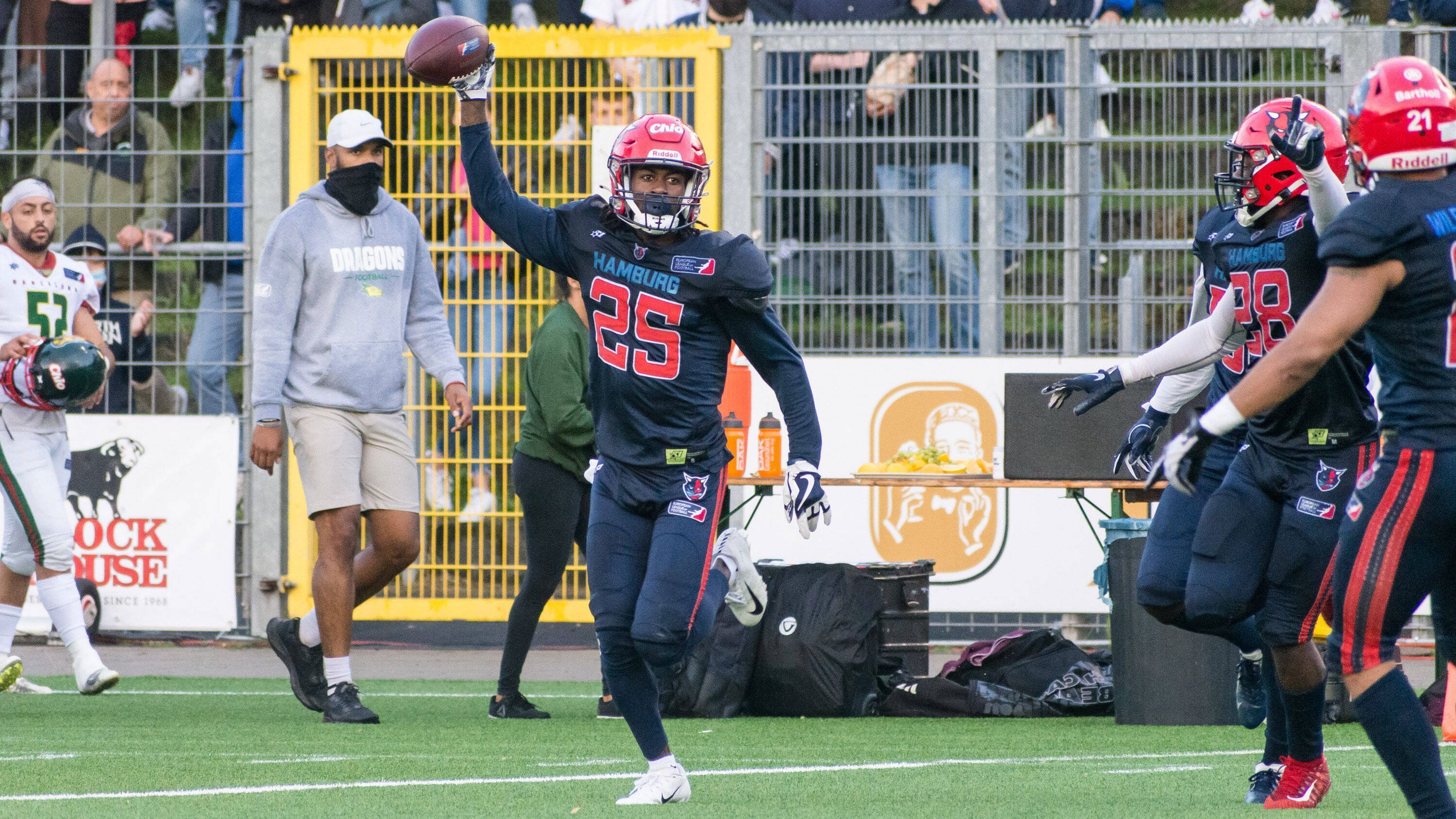 
                <strong>Marloshawn Franklin Jr. (Hamburg Sea Devils)</strong><br>
                Der Cornerback, der bei den Hamburg Sea Devils den in die USA zurückgekehrten Verkedric Vaughns ersetzen soll, sammelte nach seiner Zeit an der University of California auch Erfahrung in der NFL. Er war zunächst Teil des Practice Squads der Philadelphia Eagles, später dann bei den BC Lions in der Canadian Football League. In der "Fan Controlled Football League" wurde er zuletzt zum Defensive MVP gewählt.
              