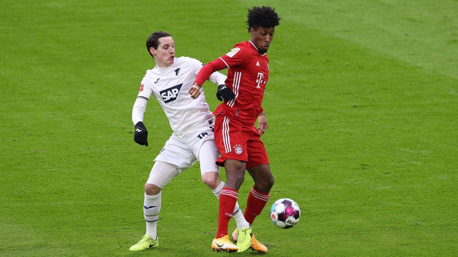 
                <strong>Kingsley Coman</strong><br>
                Kehrt für Leroy Sane in die Startelf zurück. Ist bemüht und gewohnt quirlig, bleibt aber zunächst oft an seinen Gegenspielern hängen. Hat dennoch einige sehenswerte Szenen wie z.B. in der 15. Minute, als er Müllers Latten-Lupfer mit einer Flanke vorbereitet. Ansonsten zumindest in der ersten Halbzeit weitgehend glücklos. Nach der Pause dann nicht nur auffällig, sondern auch effektiv. Die Assists zu Lewandowskis 3:1 und Gnabrys 4:1 gehen auf sein Konto. ran-Note: 2
              