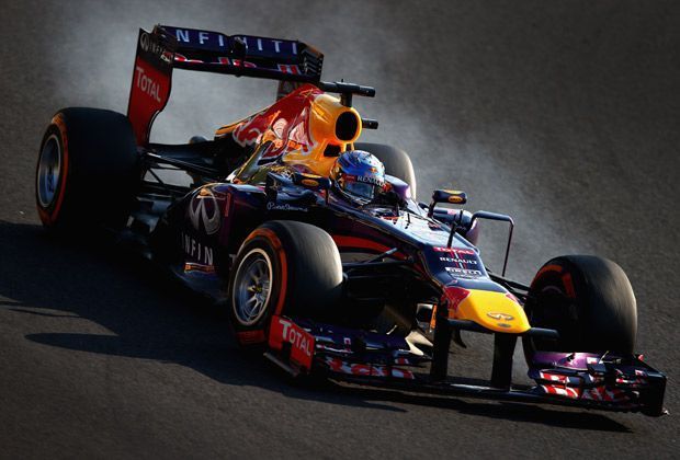 
                <strong>Weltmeisterlicher Verbremser?</strong><br>
                Vettel muss derweil kämpfen, um seine Chance auf den Sieg zu wahren. Lange liegt er hinter Grosjean und Teamkollege Mark Webber auf Rang drei. Der Titelverteidiger fährt am Limit - da kann ein Verbremser schon mal passieren
              