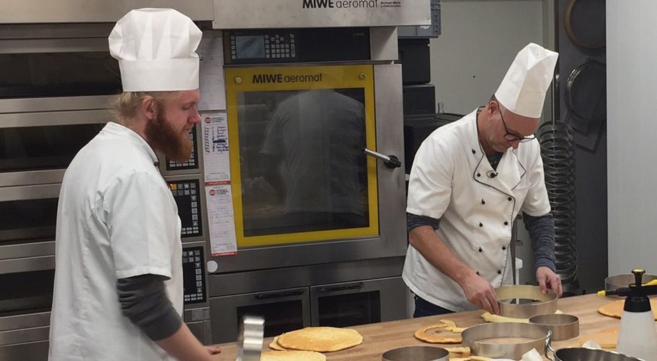 
                <strong>Buschi und Icke backen</strong><br>
                Das Ergebnis: Buschi und Icke in der Weihnachtsbäckerei! Für die Sendung am 23. November (ab 19:45 Uhr live auf ProSieben MAXX und ran.de) soll ein Kuchen her. Die Begeisterung bei den beiden scheint sich aber anfangs noch in Grenzen zu halten. Ob Buschi seine wagemutige Wette bereits bereut?
              