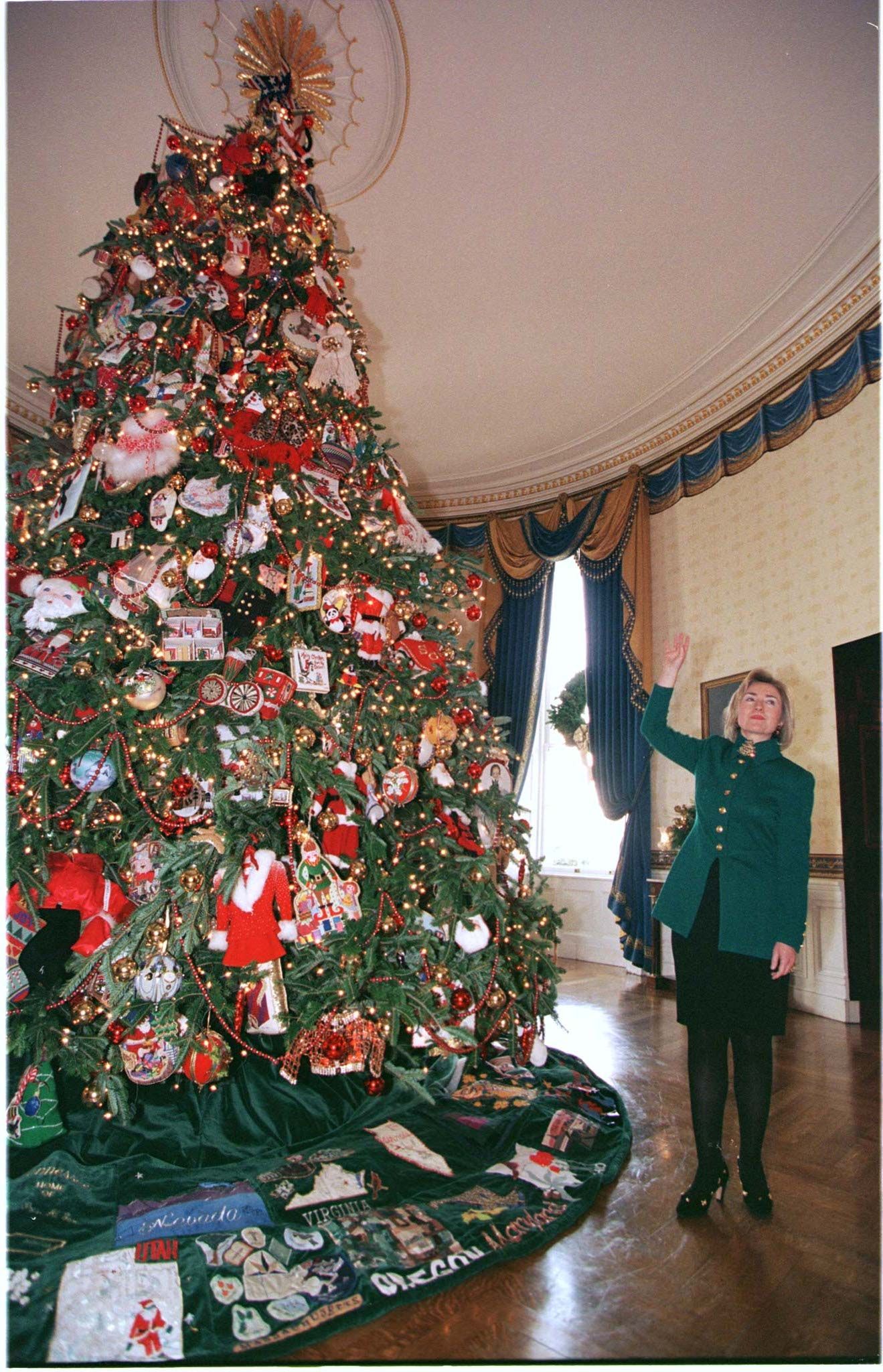 Grün schien einfach ihre Weihnachtsfarbe zu sein: Hillary Clinton neben dem offiziellen Weihnachtsbaum im Weißen Haus, 1997.
