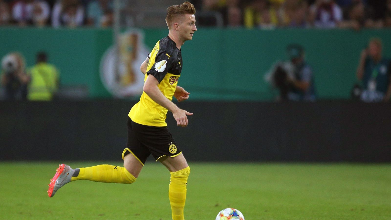 
                <strong>Marco Reus</strong><br>
                Bleibt in der ersten Halbzeit für seine Verhältnisse zu oft blass, findet die Lücken nur selten und auch mit zu wenig Tempo in seinen Aktionen. Ist in der 49. Minute zur Stelle, als er Akanjis Flanke zwar auch an die Hand bekommt, den Ball dann aber dank des nicht vorhandenen VAR versenken darf. Insgesamt trotz des Treffers Luft nach oben. Wird in der 79. Minute ausgewechselt. ran-Note: 3
              