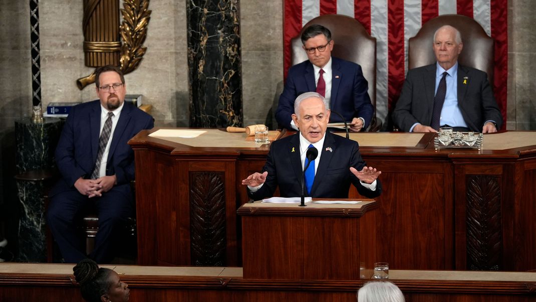 Der israelische Ministerpräsident Benjamin Netanjahu spricht im US-Kongress, während der Sprecher des Repräsentantenhauses, Mike Johnson (M), und der Vorsitzende des Senats für auswärtige Beziehungen, Ben Cardin (M, r), zuhören.