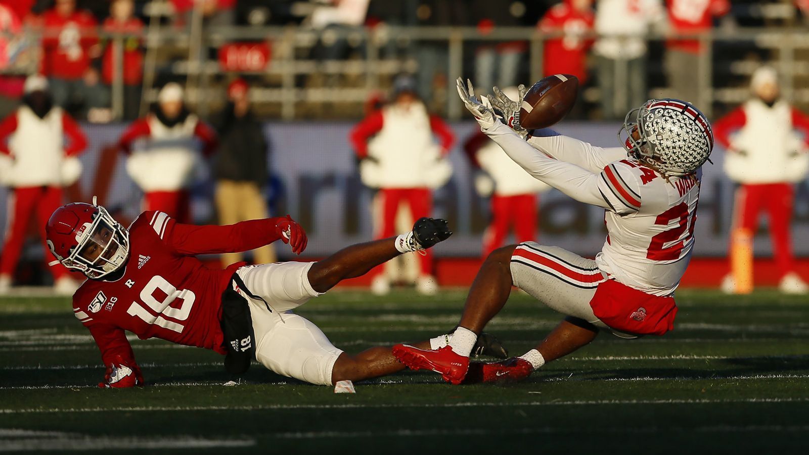 
                <strong>Team: Shaun Wade mit Problemen</strong><br>
                Der Cornerback der Buckeyes sollte nach dem Abgang von Jeffrey Okudah und Damon Arnette in die NFL die Secondary anführen. Das gelang Wade (rechts) jedoch nicht, denn mit seiner neuen Position als Outside Cornerback tut er sich schwer. Daher verwundert es, dass er zum Big Ten Cornerback des Jahres gekürt wurde. Seine Leistungen rechtfertigen den Titel nämlich eigentlich nicht.
              