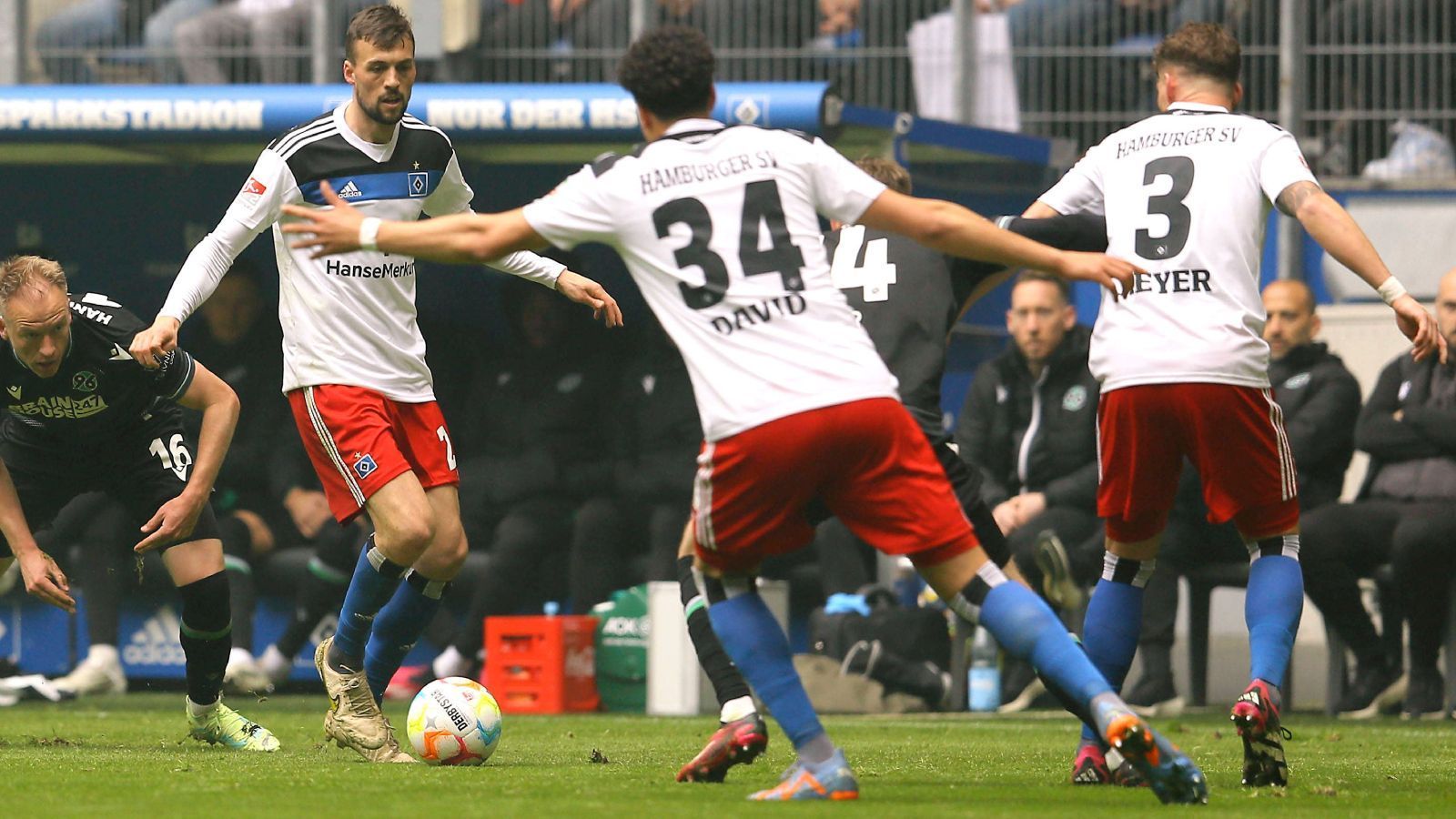 
                <strong>Hamburger SV</strong><br>
                Da der Mythos des Dinos beim Hamburger SV seit dem Abstieg mehr oder minder ausgestorben ist, kam Hamburg Dinosaurs nur bedingt in Frage. Was stattdessen? Bereits in den frühen Jahren des HSV liefen die Hamburger mit ihren Heimtrikots immer in roten Hosen auf. Die Hamburg Red Shorts also.
              