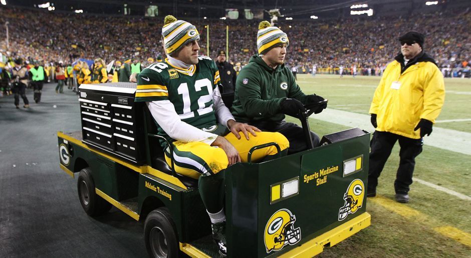 
                <strong>2014: Oberschenkel-  und Wadenzerrungen</strong><br>
                2014 machten Aaron Rodgers die Beine zu schaffen: Gleich zu Beginn der Saison erlitt er eine Zerrung im Oberschenkel, die ihm allerdings nichts ausmachte, er fiel nicht aus. Wenig später, in Woche 16, zerrte er sich die Wade und biss auf die Zähne: Er humpelte im letzten regulären Saisonspiel zwar über das Feld, hielt aber durch und war in zwei Playoff-Partien ebenfalls trotz Verletzung im Einsatz. Auch in der vergangenen Saison erlitt der Packers-Star eine Wadenzerrung (Week 13 gegen die Houston Texans), die jedoch keine Probleme bereitete.
              