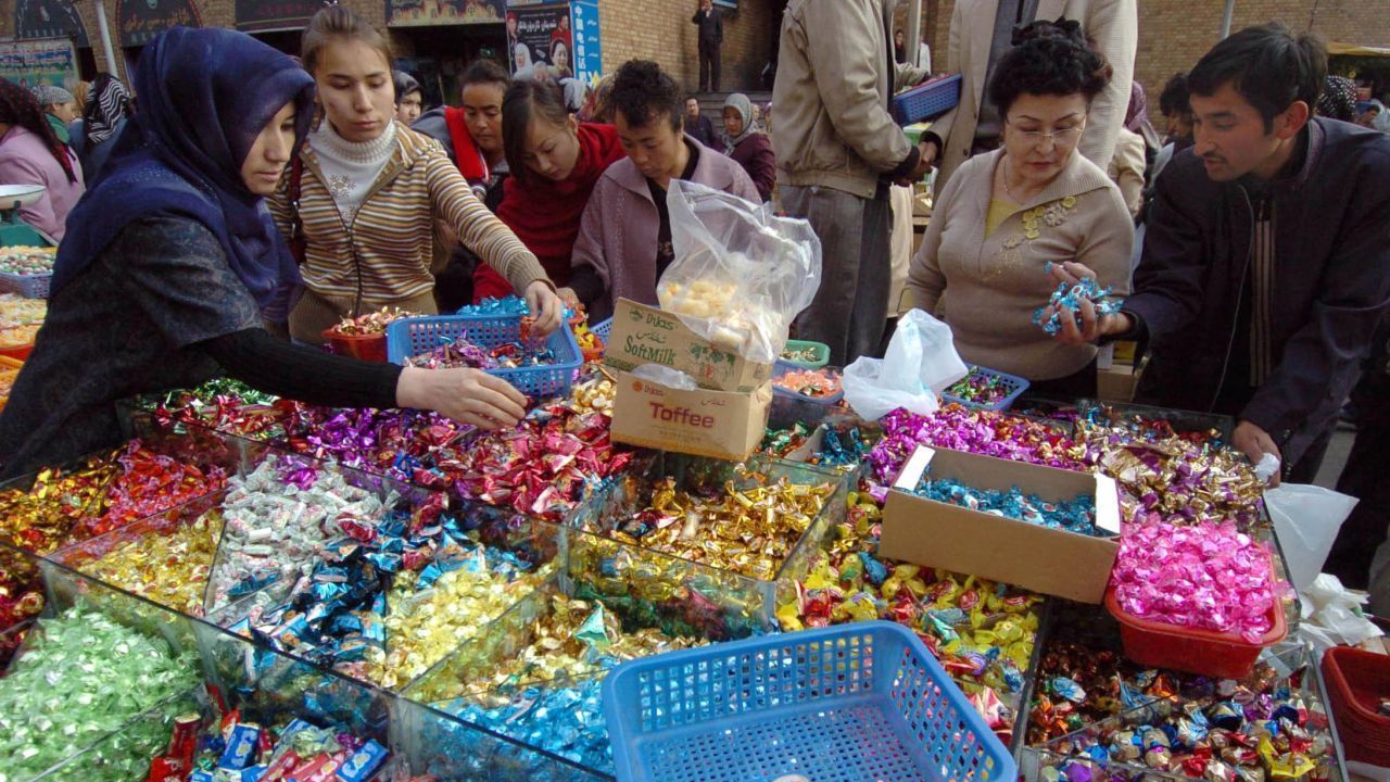 Einen Tag nach Ramadan feiern Muslime das Eid al-Fitr (arabisch: Id Al-Fitr), hierzulande auch als Zuckerfest bekannt. Die Kinder bekommen Süßigkeiten und Geschenke.