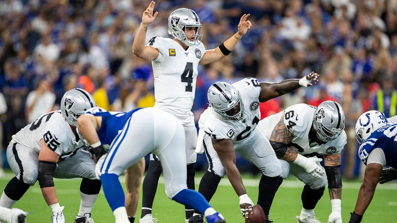 
                <strong>Woche 14: Indianapolis Colts at Las Vegas Raiders </strong><br>
                Da die Las Vegas Raiders hinter den Kansas City Chiefs auf die Wild-Card-Runde angewiesen sein werden und sich die Indianapolis Colts ein enges Division-Rennen mit den Tennessee Titans liefern, könnte die Partie hinten raus einiges entscheiden. Die Colts liegen mit einer Bilanz von 8-4 zwar noch knapp vor den 7-5-Raiders, müssen aber auswärts in Nevada ran. Gewinnt das Team von Jon Gruden, hätten die Raiders am Ende der Saison bei Gleichstand den Vorteil des gewonnenen direkten Vergleichs. Indy hat hingegen die Chance, Abstand zu dem Konkurrenten aus der AFC West zu gewinnen. 
              