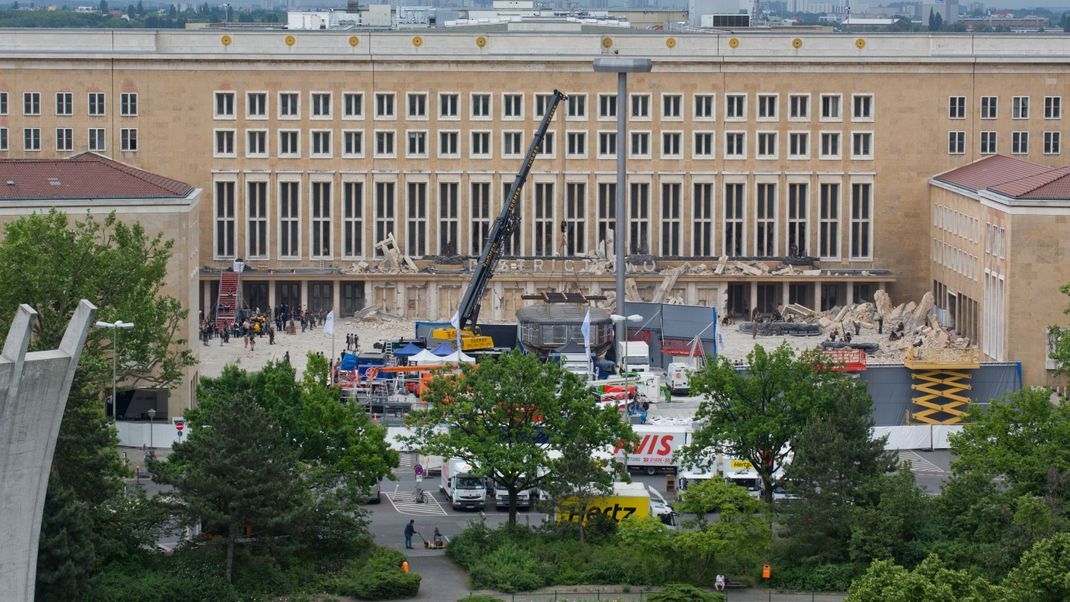 2014 fanden die Dreharbeiten für "Die Tribute von Panem - Mockingjay Teil 1" auf dem Vorplatz des ehemaligen Flughafens Tempelhof in Berlin statt.