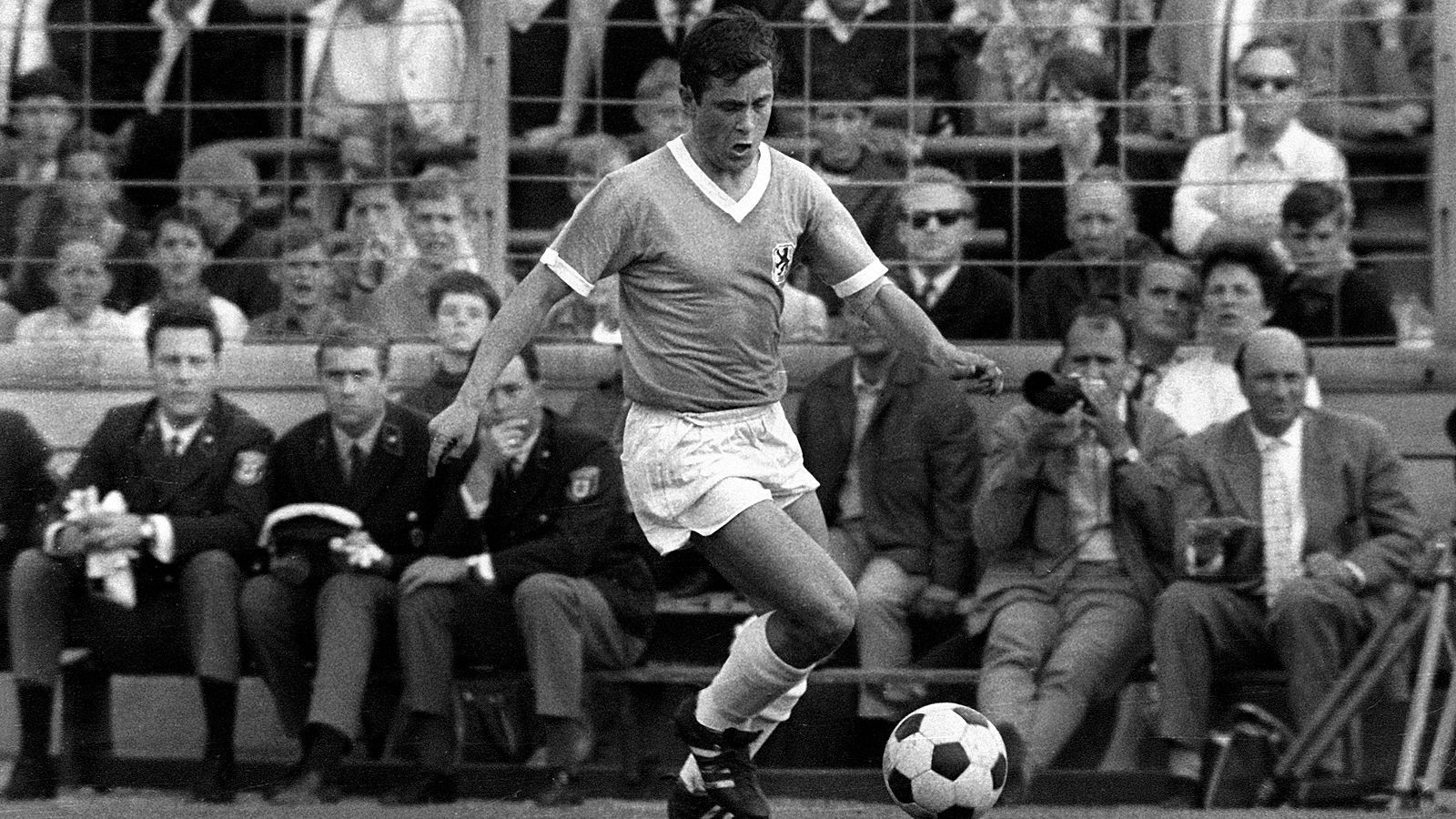 
                <strong>Borussia Neunkirchen - 1860 München 1:9 (16. April 1966)</strong><br>
                Alfred Heiß hatte am 16. April 1966 seinen Spaß mit der Hintermannschaft von Borussia Neunkirchen. Beim 9:1-Kantersieg von 1860 München erzielte der Stürmer vier Treffer. Peter Grosser war per Doppelpack erfolgreich und auch Timo Konietzka schlug mit seinem 23. Saisontor zu. Das zwischenzeitliche 1:5 aus Sicht von Neunkirchen erzielte in der 56. Minute Günter Kuntz, der Vater des späteren Europameisters und heutigen Türkei-Trainers Stefan Kuntz.
              