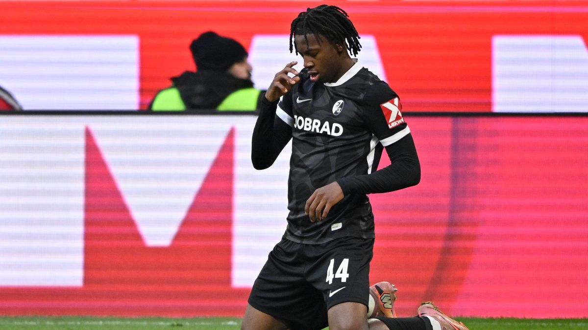 TOR zum 0:2 Johan Manzambi SC Freiburg SCF (44) Torjubel Gebet FC Bayern Muenchen SC Freiburg SCF 22.11.2025 DFL REGULATIONS PROHIBIT ANY USE OF PHOTOGRAPHS AS IMAGE SEQUENCES AND OR QUASI-VIDEO FC...