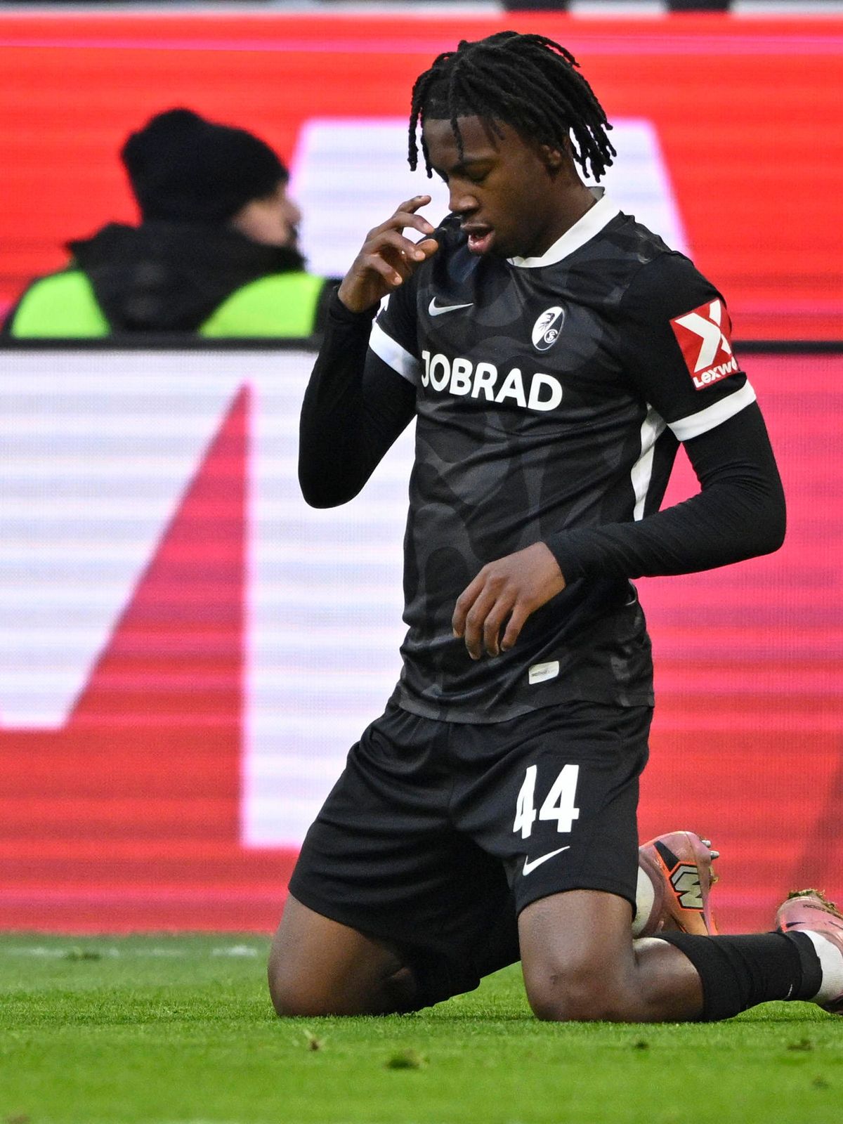 TOR zum 0:2 Johan Manzambi SC Freiburg SCF (44) Torjubel Gebet FC Bayern Muenchen SC Freiburg SCF 22.11.2025 DFL REGULATIONS PROHIBIT ANY USE OF PHOTOGRAPHS AS IMAGE SEQUENCES AND OR QUASI-VIDEO FC...