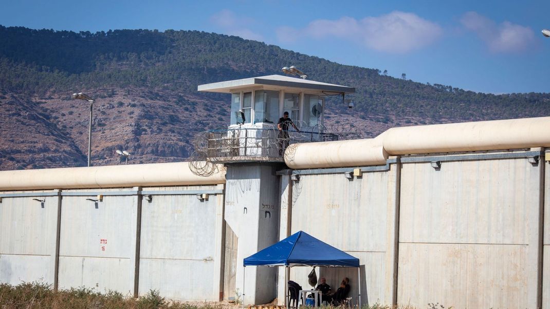 Archivaufnahme, 8. September 2021, Israel, Gilboa: Israelische Soldaten sitzen unter einem Pavillon an der Gefängnismauer eines Gefängnisses.