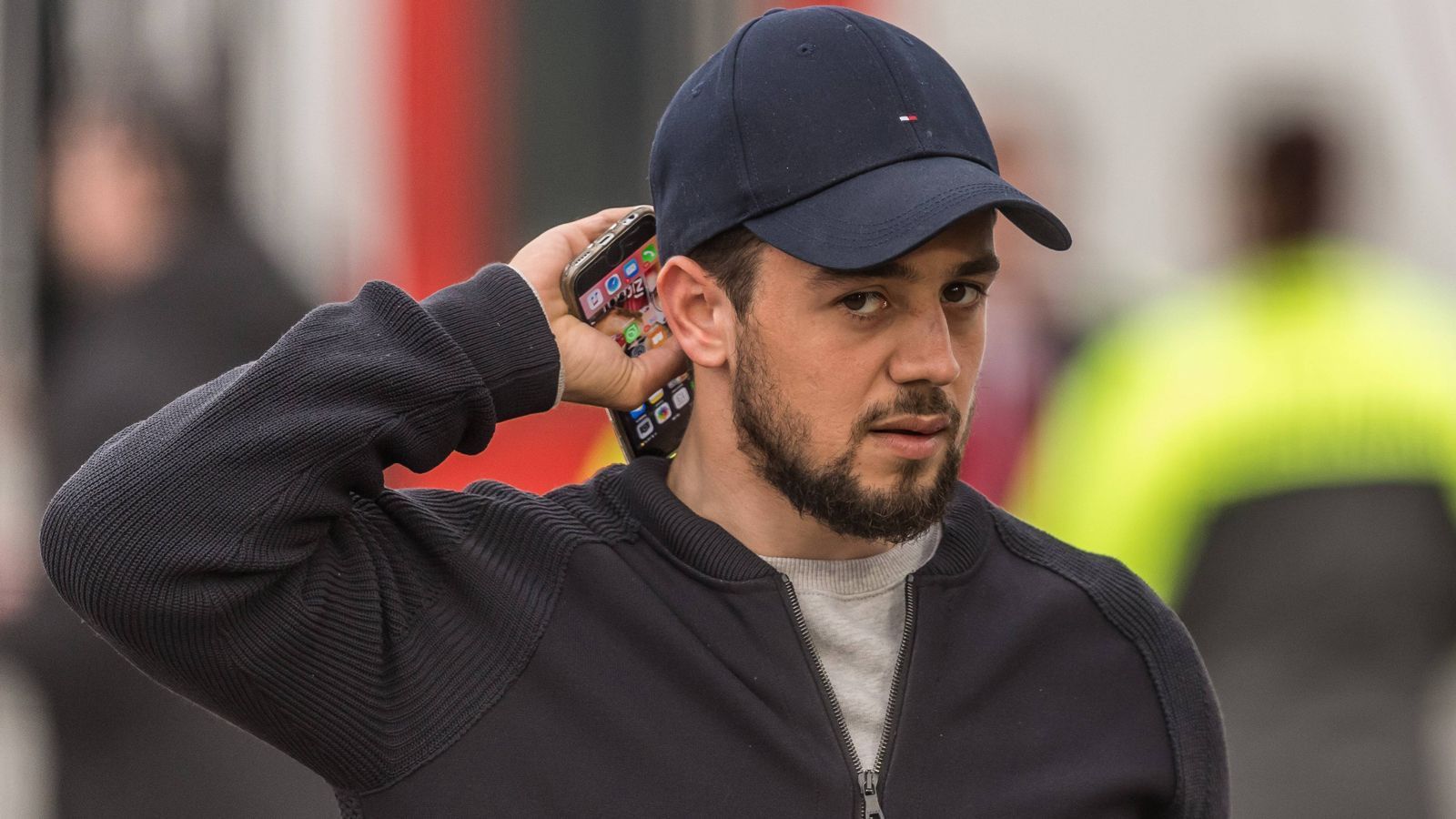 
                <strong>Amin Younes (SSC Neapel)</strong><br>
                Rund um den ablösefreien Wechsel von Amin Younes von Ajax Amsterdam zum SSC Neapel gab es viel Wirbel, es wurde vonseiten der Italiener sogar mit rechtlichen Schritten gedroht, sollte der gebürtige Düsseldorfer seinen Dienst beim amtierenden Vize-Meister nicht antreten. Mittlerweile ist es aber wieder recht still um den 25-Jährigen geworden, denn sportlich kann Younes derzeit sowieso nichts ausrichten. Wegen eines Achillessehnenrisses fällt der Flügelflitzer noch Monate aus, möglicherweise sogar bis zum Jahresende. Nur gut, dass Younes in Neapel für fünf Jahre unterschrieben hat und somit noch lang genug Zeit bleibt, um die SSC-Tifosi von seinen Fähigkeiten zu überzeugen. 
              