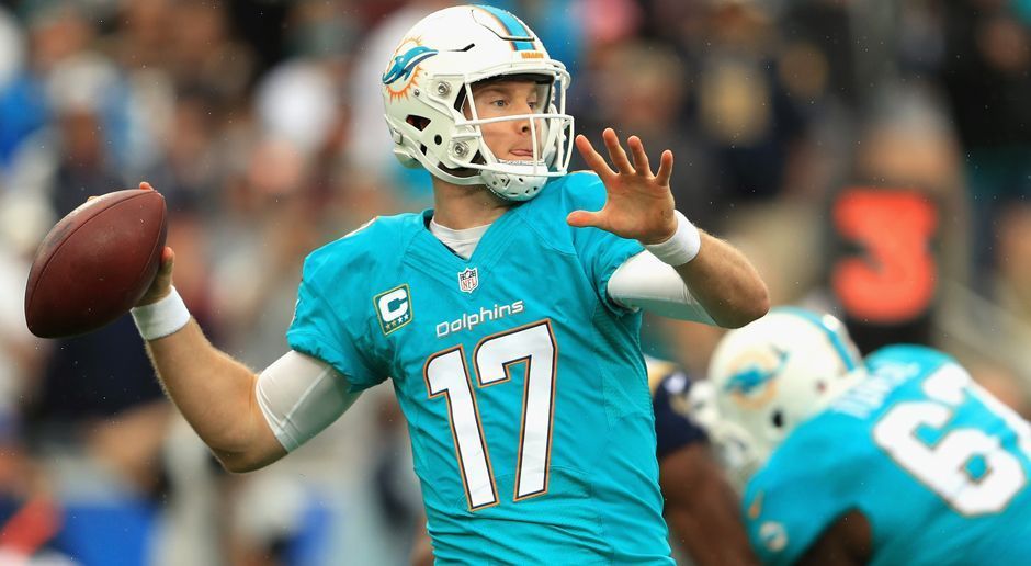 
                <strong>Gewinner: Ryan Tannehill</strong><br>
                Sechster Sieg in Serie - Ryan Tannehill und seine Miami Dolphins sind definitiv on fire. Nach einem schwachen Start in die Regular Season ist die Franchise nach Week 12 auf Playoff-Kurs. Mit 20 Pässen für 285 Yards Raumgewinn und drei Touchdowns legte der Quarterback auch im Spiel gegen die San Francisco 49ers den Grundstein für den Sieg. Mit den Baltimore Ravens wartet nun der Spitzenreiter der AFC North auf das Team von Head Coach Adam Gase.
              