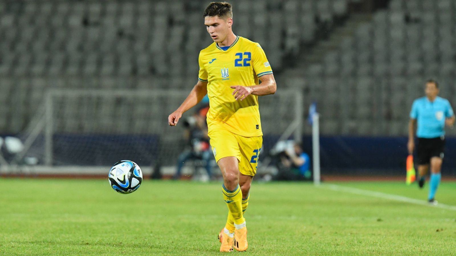 
                <strong>Georgiy Sudakov (Ukraine)</strong><br>
                Als Leistungsträger bei Schachtjor Donezk hat er das Team in der vergangenen Saison mit fünf Toren und acht Vorlagen zum Titel geführt. Angeblich soll Italiens Meister SSC Neapel Interesse an dem offensiven Mittelfeldspieler, der im Viertelfinale gegen Frankreich beim 3:1 einen Doppelpack schnürte, haben. Das Ausnahmetalent hat in Donezk einen Vertrag bis 2026. Die EM dürfte das Interesse noch einmal ankurbeln.
              