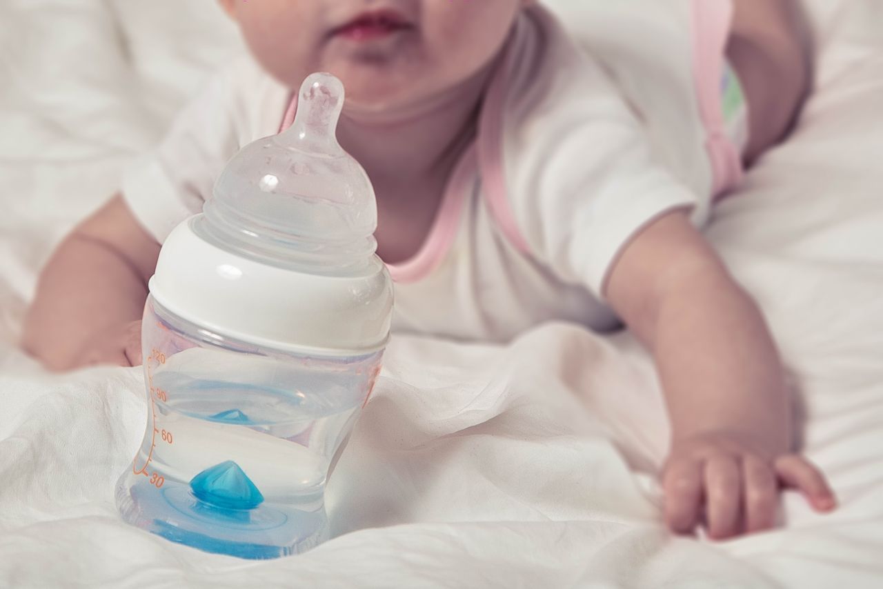 Babysauger auf Flaschen und Schnuller bestehen entweder aus Latex oder Silikon.
