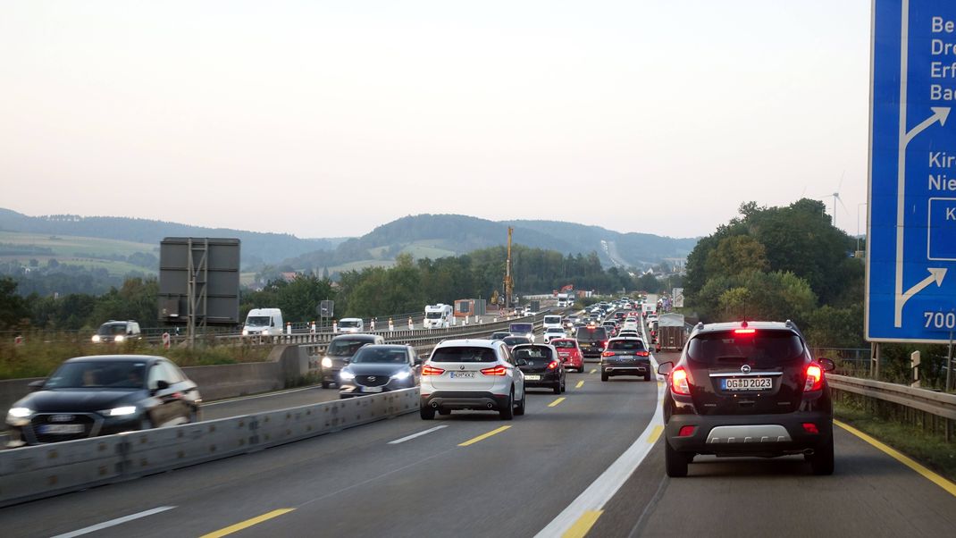 Auf der A7 bei Niederaula kam es zu dem schweren Verkehrsunfall mit zwei Toten und vier Verletzten.