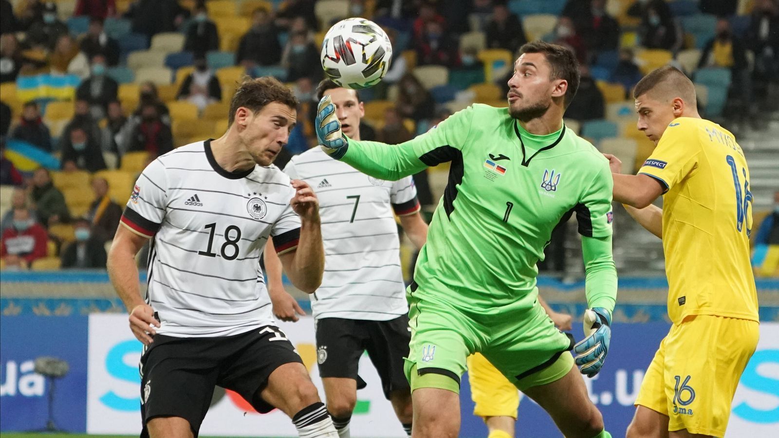 
                <strong>Leon Goretzka</strong><br>
                Von der ersten Minuten an ist Goretzka enorm einsatzfreudig und geht keinem Zweikampf aus dem Weg. Allerdings lädt er die Gastgeber mit einem Fehlpass zum Konter ein. Kurz nach Wiederanpfiff belohnt sich der Bayern-Profi für seinen couragierten Auftritt, als er Bushchans Patzer per Abstauber zum 2:0 verwertet. ran-Note: 3
              