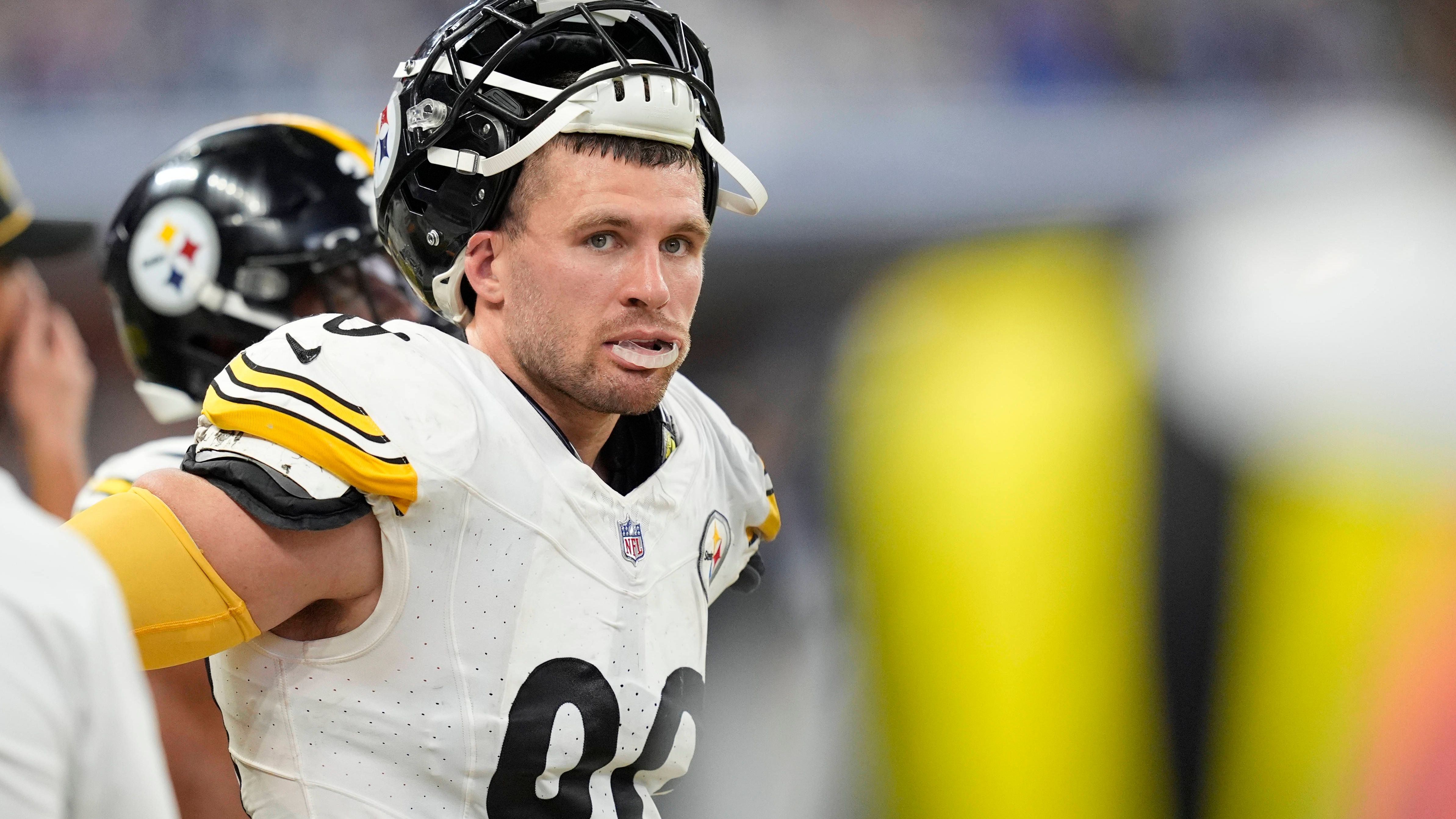 <strong>T.J. Watt (Pittsburgh Steelers)</strong><br>Mehrere NFL-Teams sind laut "ESPN" an einer Verpflichtung von Steelers-Superstar T.J. Watt interessiert. Der Linebacker ist aufgrund seiner vertraglichen Situation nicht zufrieden bei den Steelers, heißt es. Die Franchise aus Pittsburgh hat laut dem Bericht allerdings kein Interesse daran, ihr Aushängeschild der Defensive abzugeben. Nach dem Trade von Cornerback Jalen Ramsey wird jedoch gemutmaßt, dass das Interesse anderer Teams an Watt steigen könnte.