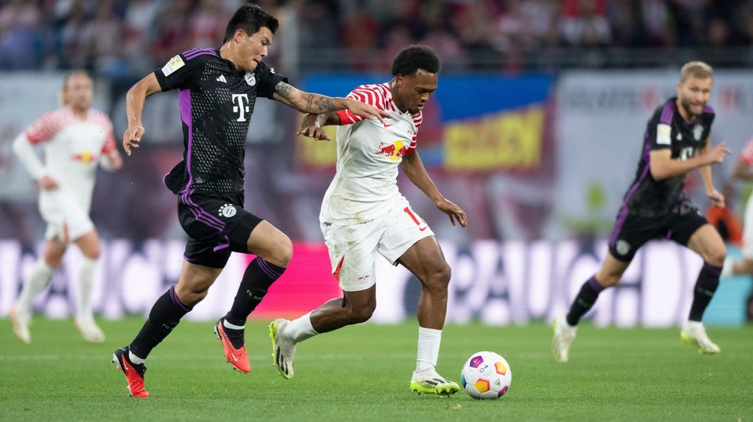 Leipzigs Lois Openda (r) setzt sich hier gegen Münchens Min-jae Kim durch und trifft zum 1:0. 