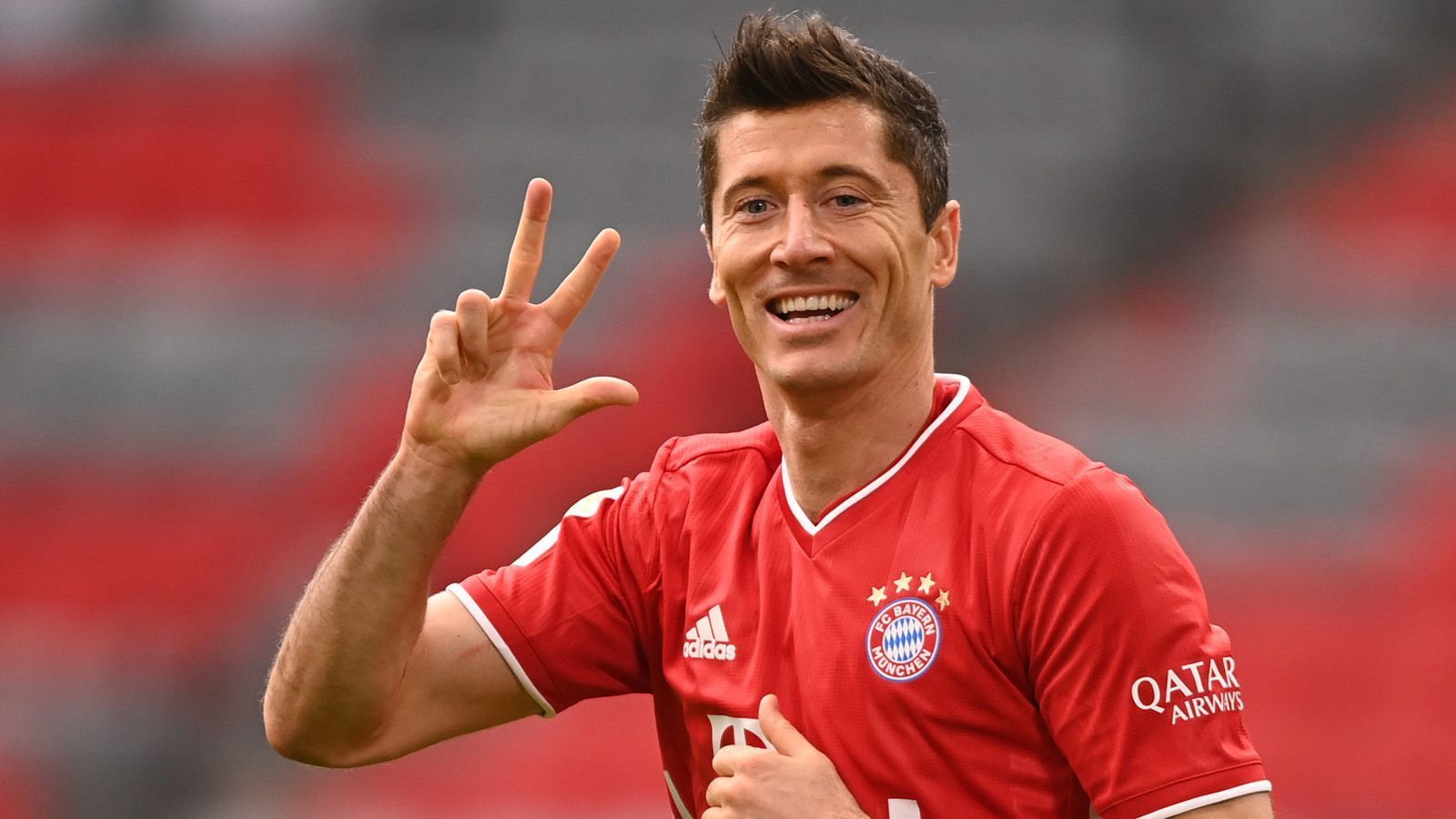 
                <strong>Kategorie: Titel und Auszeichnungen 2019/20</strong><br>
                Lewandowski: Triple-Gewinn mit dem FC Bayern (Meisterschaft, Pokal, Champions League), Europas Fußballer des Jahres (Uefa)Ronaldo: Italienischer Meister mit Juventus TurinMessi: keine 
              