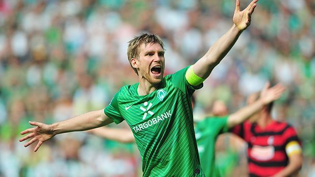 
                <strong>Abwehr: Per Mertesacker</strong><br>
                Abwehr: Per Mertesacker. Derzeit hat der SV Werder Bremen die anfälligste Verteidigung der Liga. Die Grün-Weißen sind das einzige Bundesliga-Team, das in keiner Liga-Partie diese Saison zu Null spielte. Hinten wackelte Werder schon immer - dabei verteidigte zwischen 2006 und 2011 Weltmeister und Abwehrriese Per Mertesacker vor Tim Wiese. Nach Torsten Frings wurde Mertesacker sogar Mannschaftskapitän. Seit 2011 spielt der 1,98-Meter-Mann für den FC Arsenal in der Premier League. Mittlerweile hat er für die "Gunners" ähnlich viele Einsätze gesammelt wie für Werder.
              