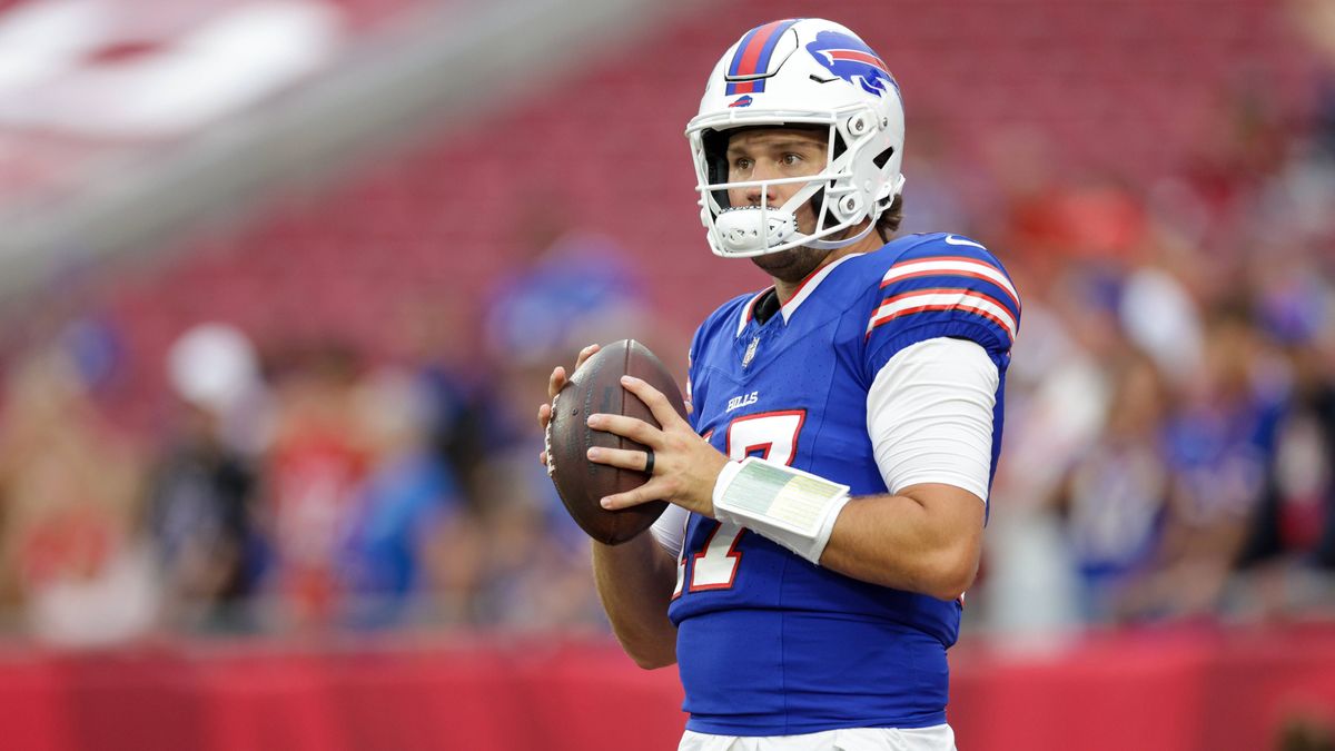 NFL, American Football Herren, USA Buffalo Bills at Tampa Bay Buccaneers Aug 23, 2025; Tampa, Florida, USA; Buffalo Bills quarterback Josh Allen (17) warms up before a game against the Tampa Bay Bu...