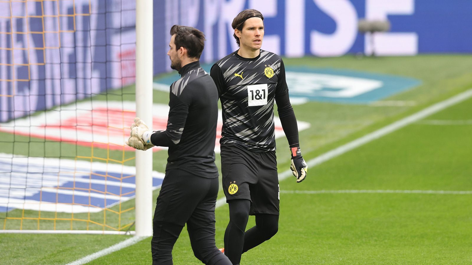 
                <strong>Borussia Dortmund: Marwin Hitz und Roman Bürki im Vergleich</strong><br>
                Marwin Hitz (r.) und Roman Bürki (l.) kämpfen um den Platz im BVB-Tor. Gegen Bielefeld spielte Hitz, obwohl Bürki nach Verletzung wieder fit gewesen wäre. "Ich werde mich jetzt definitiv nicht bis Mai festlegen. Wir wollen eine Leistungskultur und wollen uns das immer offenhalten", erklärte BVB-Coach Edin Terzic vor dem Duell mit der Arminia dazu. Auch einen Tag vor dem Pokalspiel bei Borussia Mönchengladbach (Dienstag ab 20.45 Uhr im Liveticker auf ran.de) wollte er dazu nichts sagen. ran.de macht den Check, wer statistisch, anhand der Zahlen von "Football-Reference", die Nase vorne hat. 
              