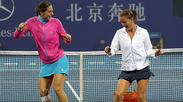 
                <strong>Vielseitiges Talent</strong><br>
                Aufsehen erregte Petkovic durch ihren "Petko-Dance", den sie oftmals nach gewonnenen Spielen ganz zur Freude des Publikums aufführte. Mittlerweile verzichtet sie aber auf ihr Markenzeichen, nachdem sich Maria Scharapowa über die Tanzeinlage beschwert hatte.
              